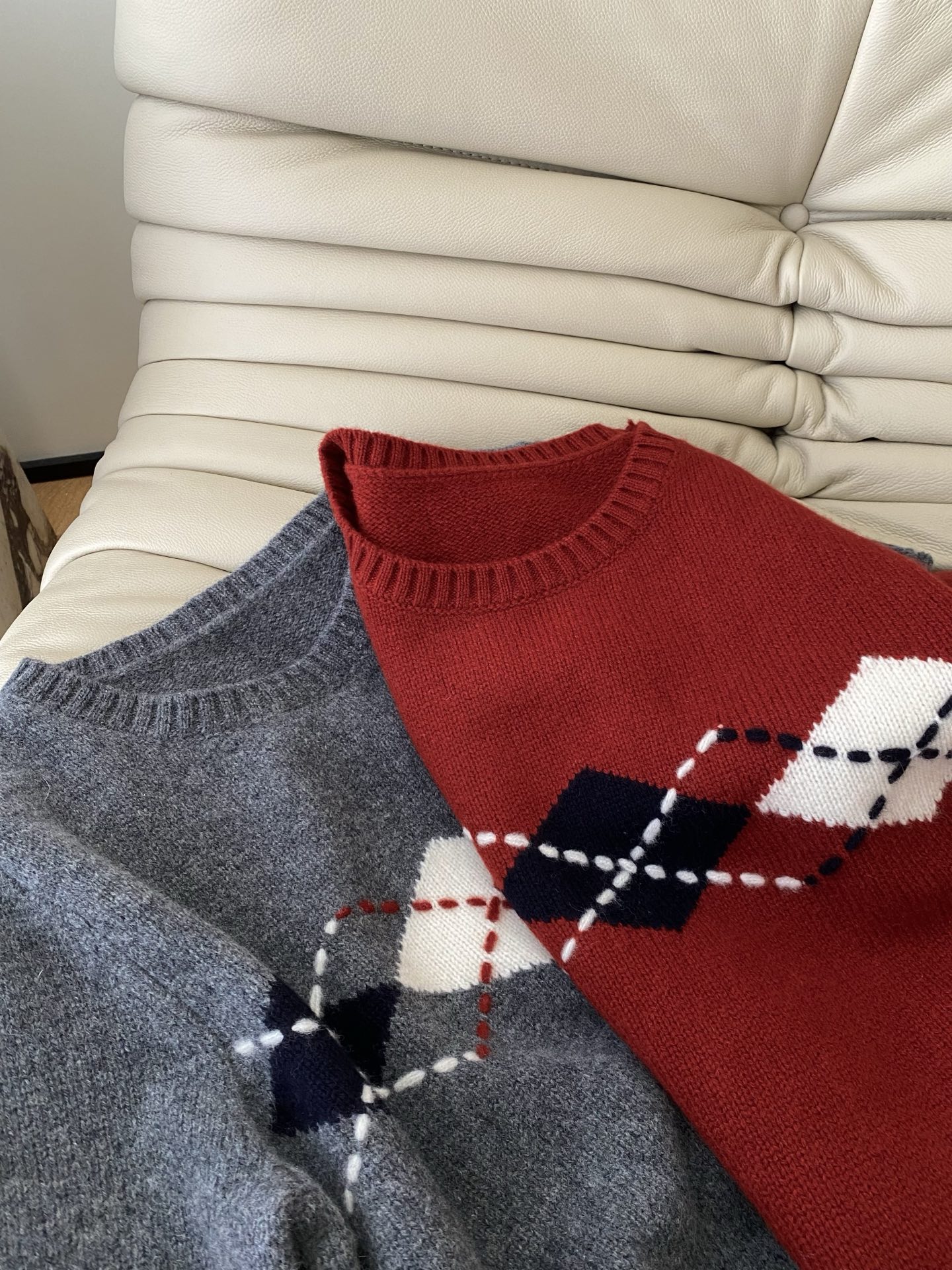 25。F秋冬 Miu系袖套两件套毛衣 采用羊毛混纺面料 小圆领设计袖子是两截式套袖设计 面料超好又亲肤 