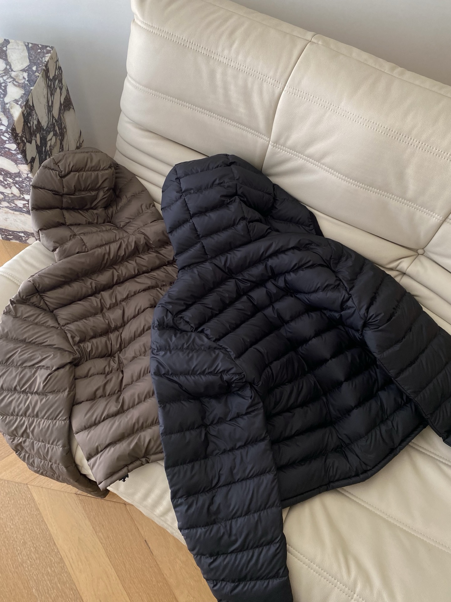 25。F秋冬 韩系简约连帽排骨羽绒服 一款高颜值的轻量化羽绒 侧边平接金标P棉 暖动分区且不显臃肿 内充