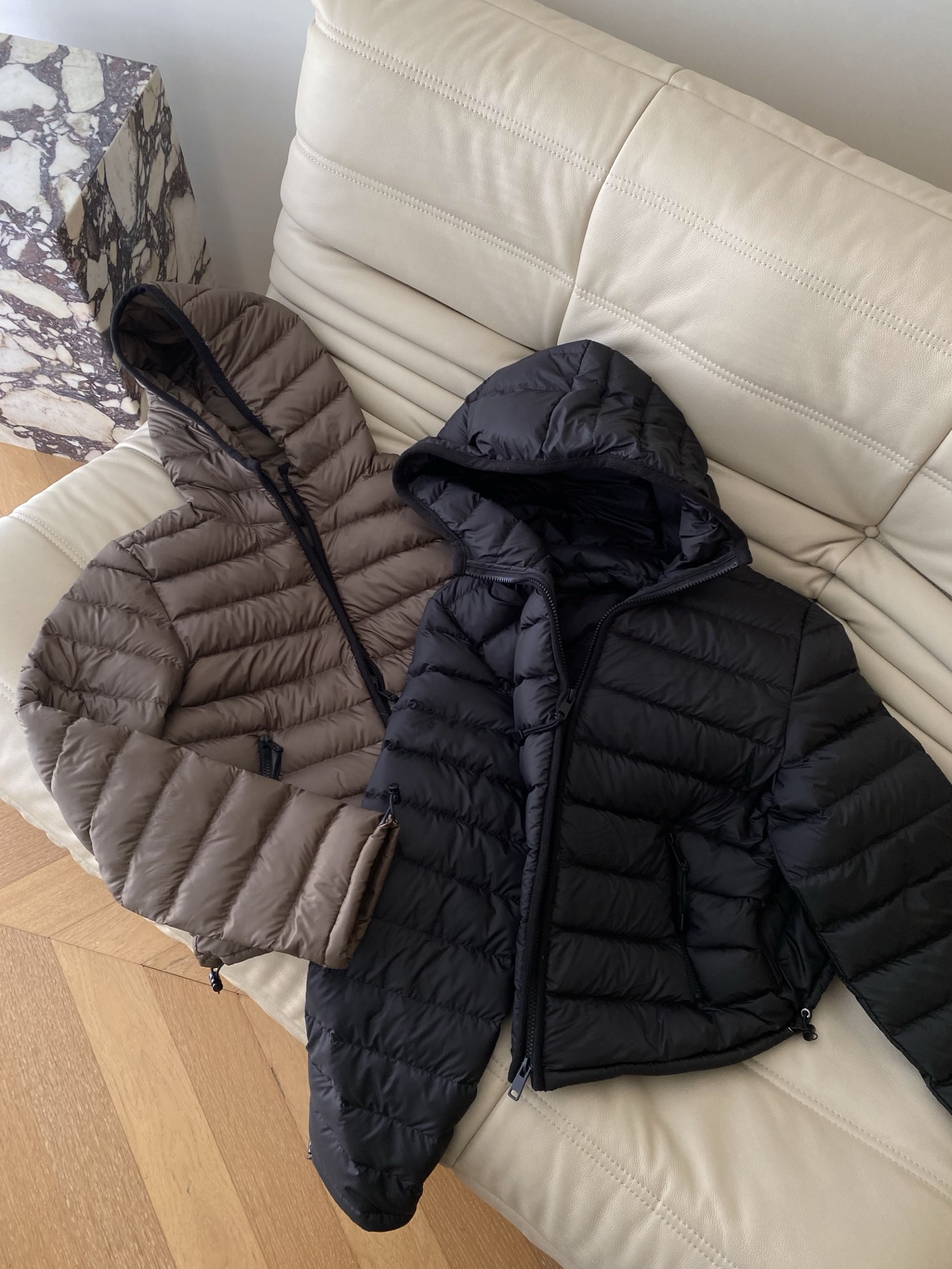 25。F秋冬 韩系简约连帽排骨羽绒服 一款高颜值的轻量化羽绒 侧边平接金标P棉 暖动分区且不显臃肿 内充