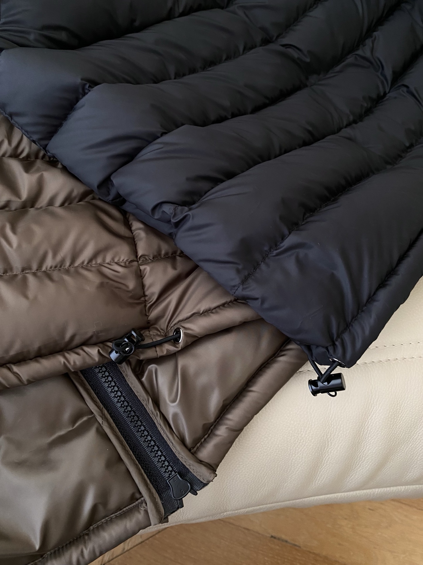 25。F秋冬 韩系简约连帽排骨羽绒服 一款高颜值的轻量化羽绒 侧边平接金标P棉 暖动分区且不显臃肿 内充