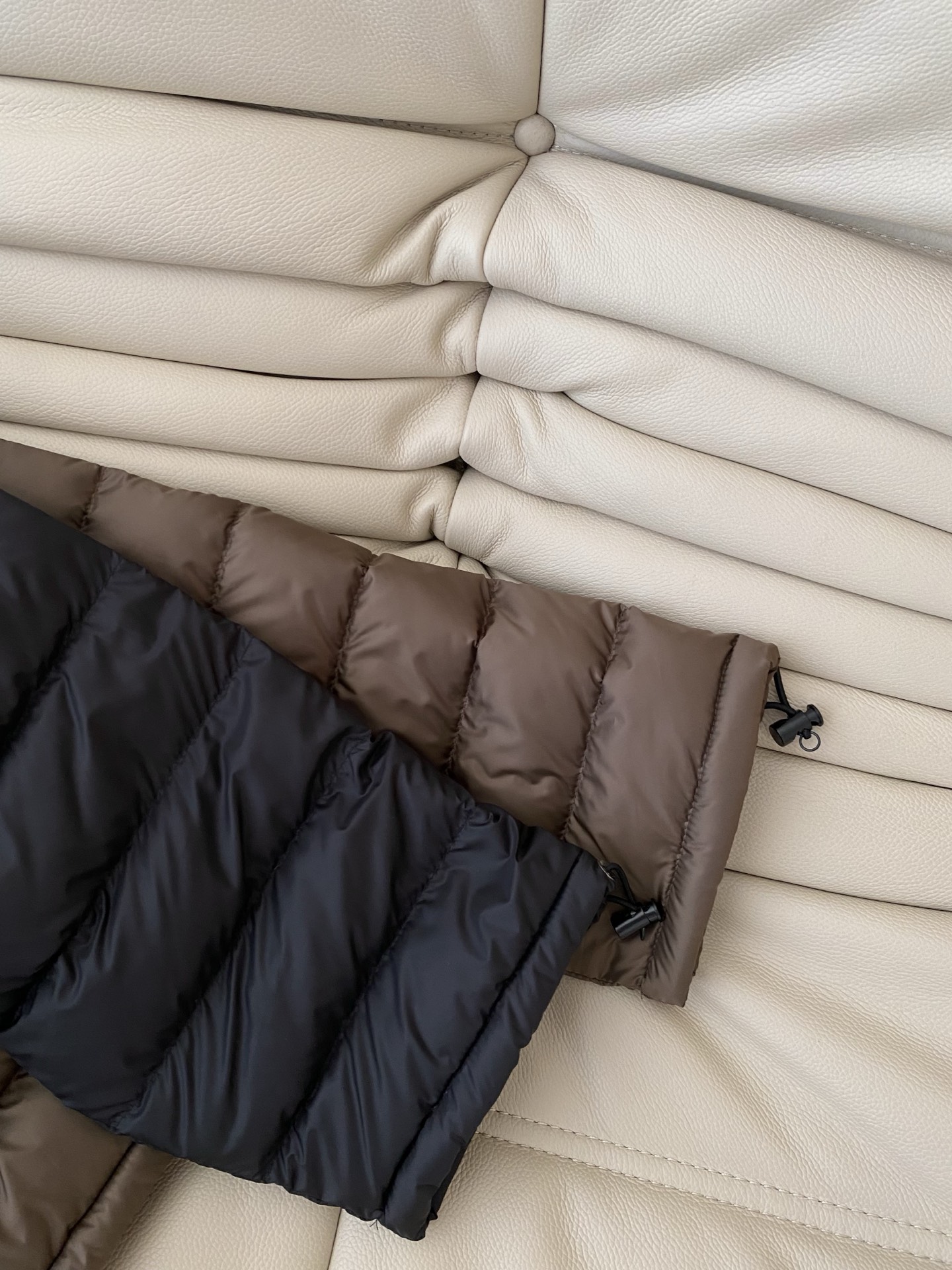 25。F秋冬 韩系简约连帽排骨羽绒服 一款高颜值的轻量化羽绒 侧边平接金标P棉 暖动分区且不显臃肿 内充