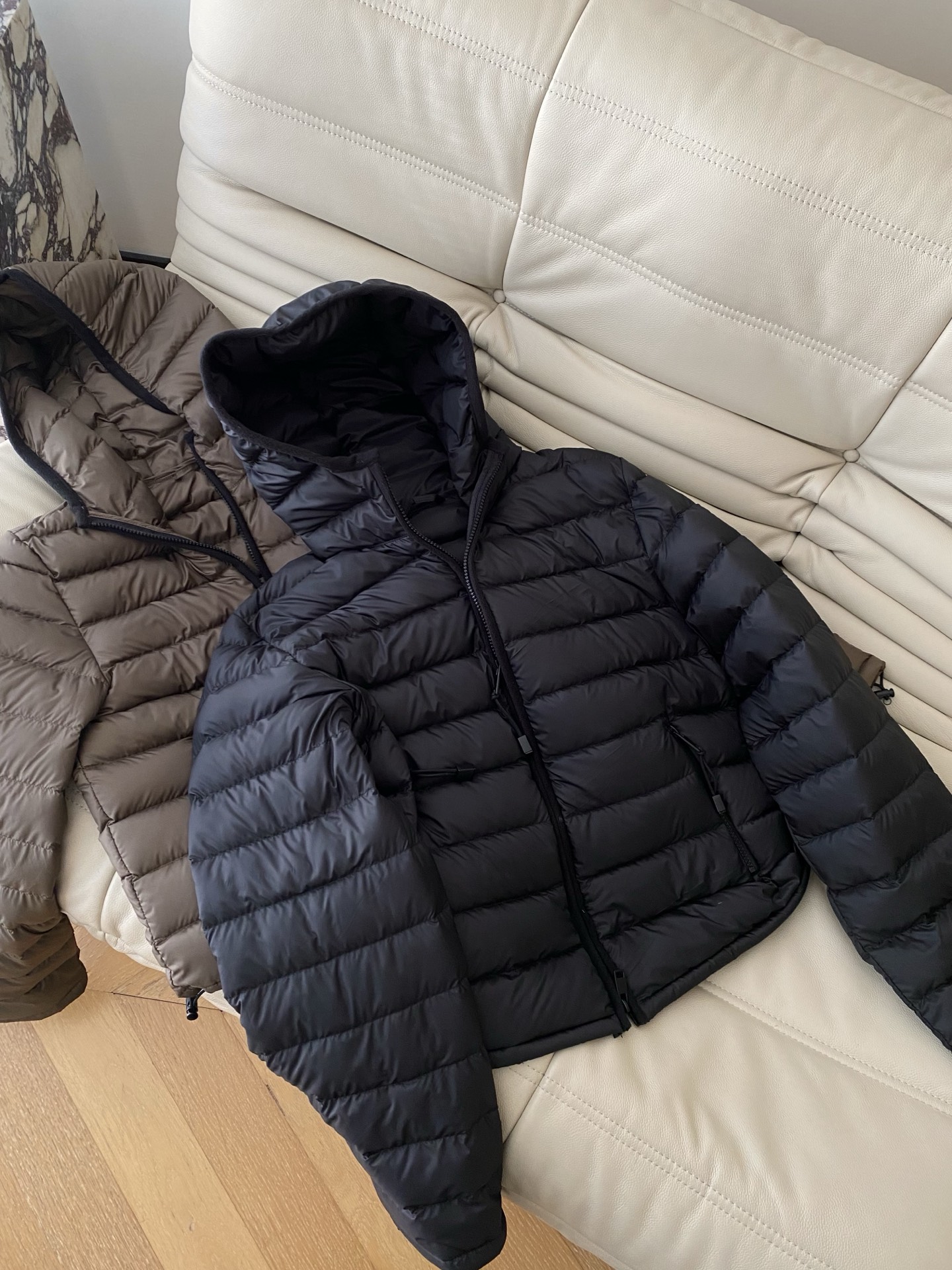 25。F秋冬 韩系简约连帽排骨羽绒服 一款高颜值的轻量化羽绒 侧边平接金标P棉 暖动分区且不显臃肿 内充