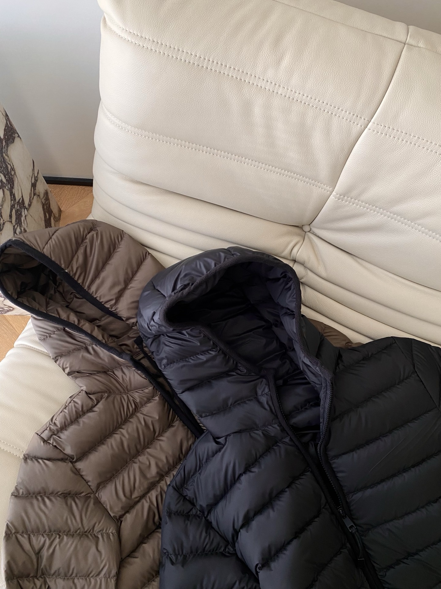 25。F秋冬 韩系简约连帽排骨羽绒服 一款高颜值的轻量化羽绒 侧边平接金标P棉 暖动分区且不显臃肿 内充