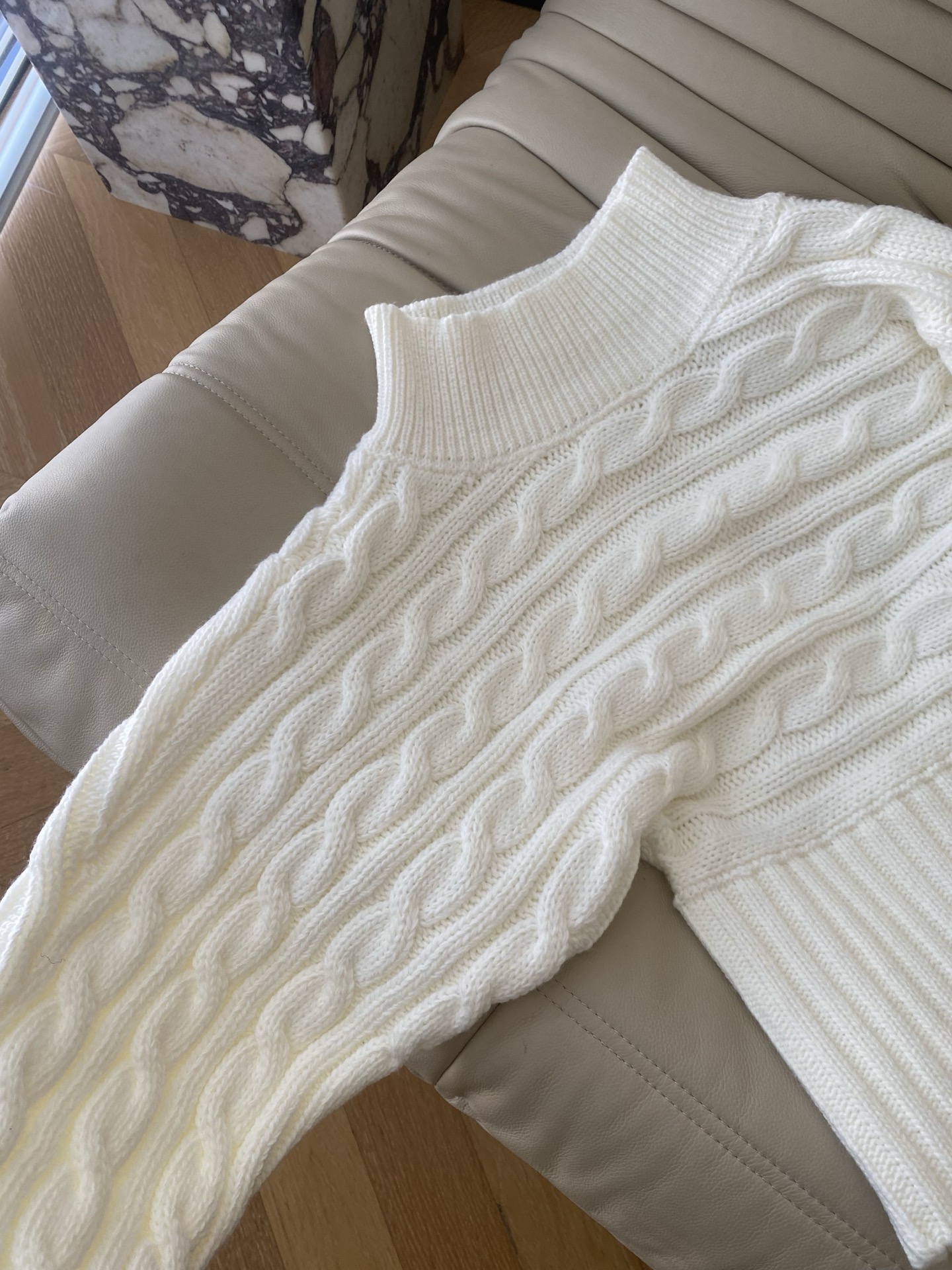 25。F秋冬 羊毛一字肩经典麻花编织针织宽松休闲上衣 甜软加酷飒的反差感 定制羊毛建筑感立裁的麻花捆编织