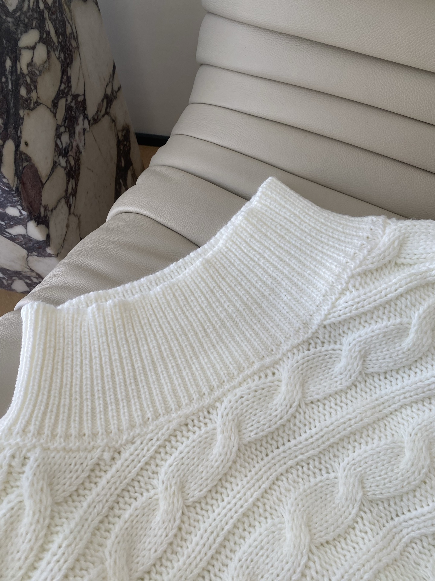 25。F秋冬 羊毛一字肩经典麻花编织针织宽松休闲上衣 甜软加酷飒的反差感 定制羊毛建筑感立裁的麻花捆编织