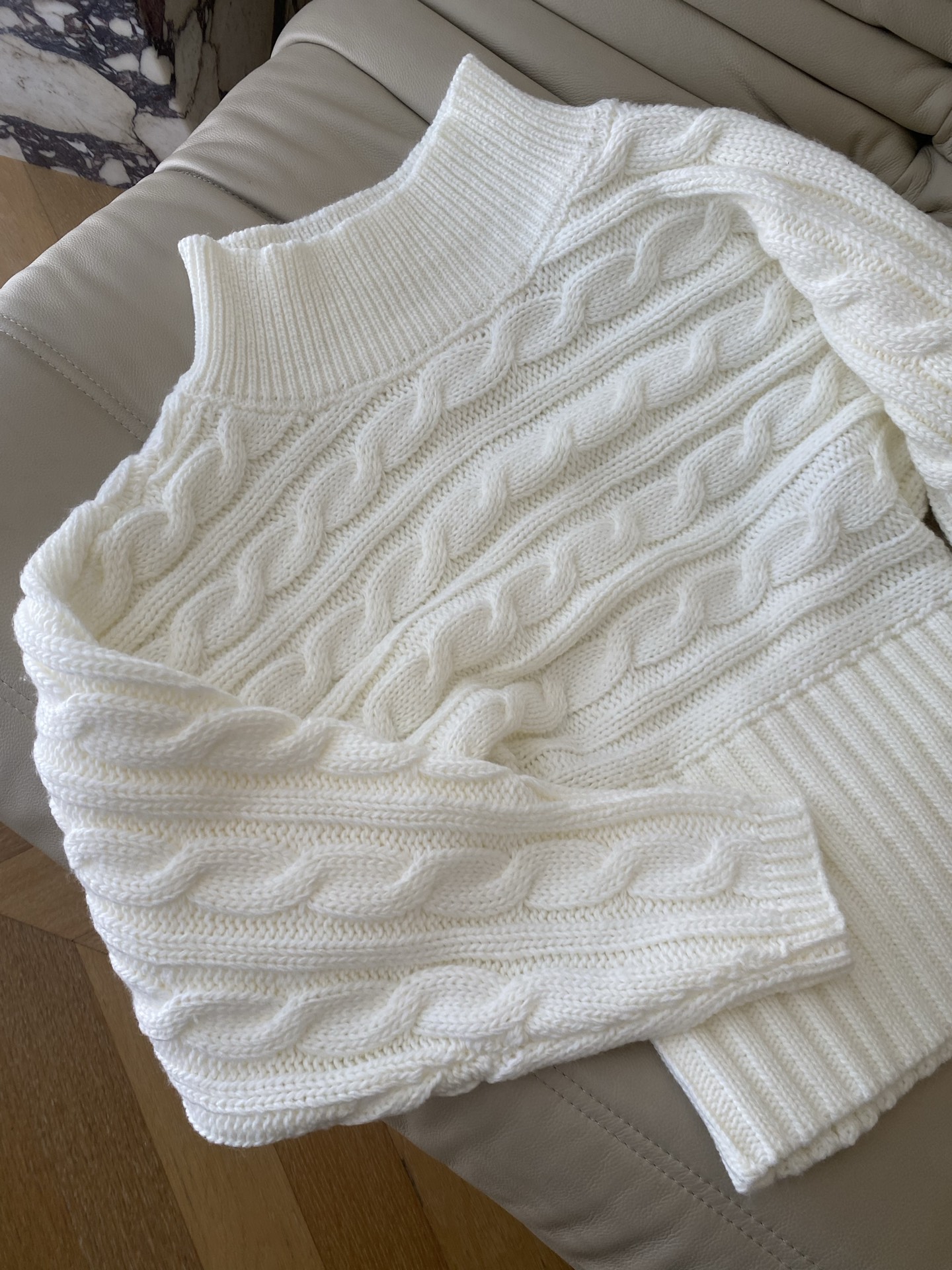 25。F秋冬 羊毛一字肩经典麻花编织针织宽松休闲上衣 甜软加酷飒的反差感 定制羊毛建筑感立裁的麻花捆编织