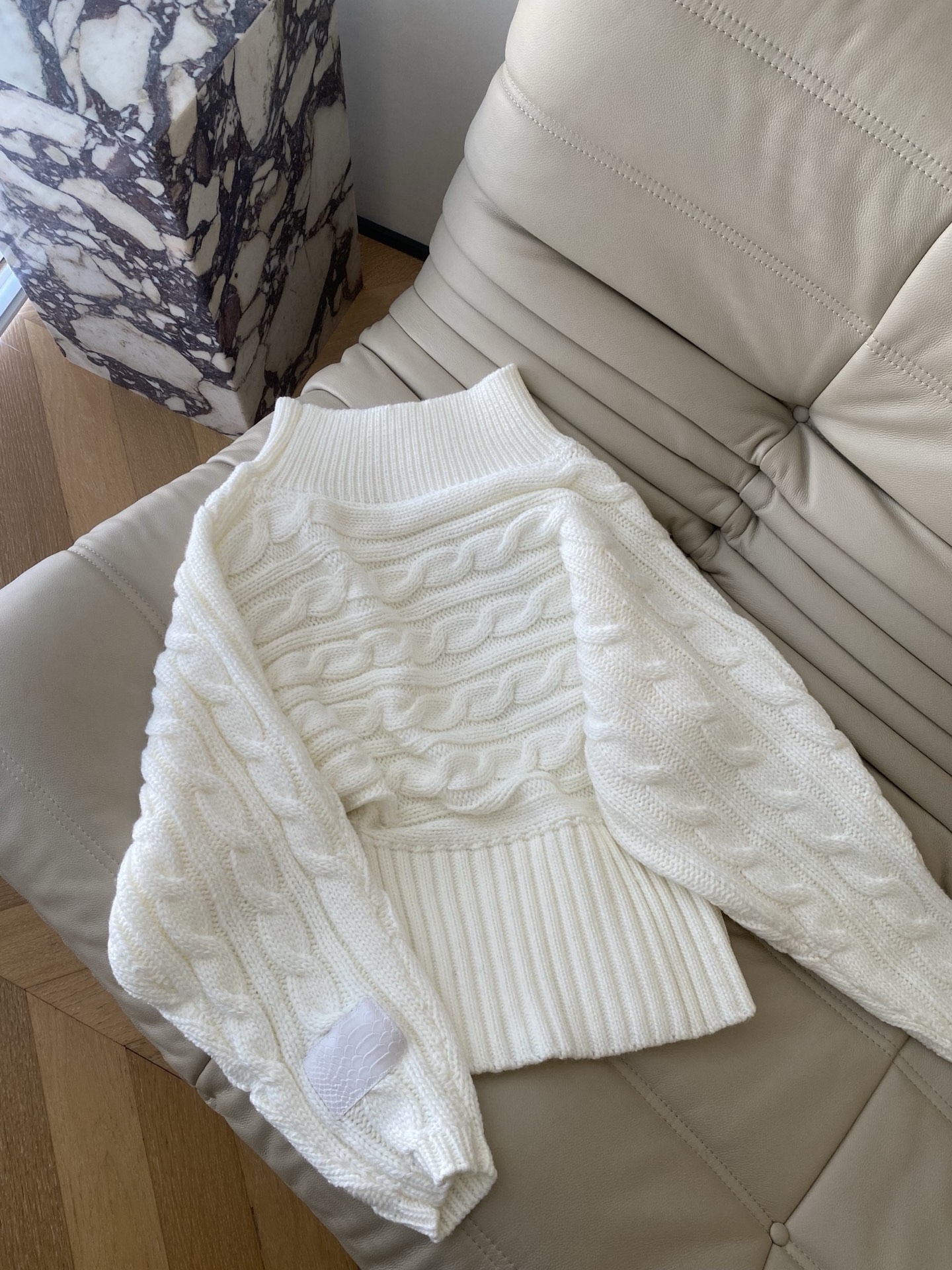 25。F秋冬 羊毛一字肩经典麻花编织针织宽松休闲上衣 甜软加酷飒的反差感 定制羊毛建筑感立裁的麻花捆编织