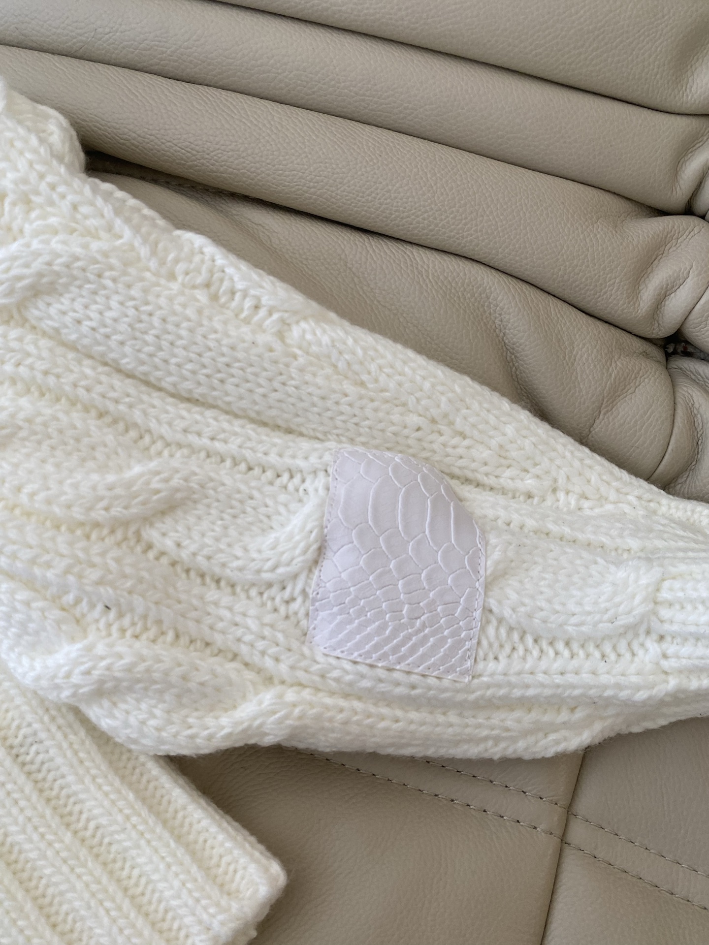 25。F秋冬 羊毛一字肩经典麻花编织针织宽松休闲上衣 甜软加酷飒的反差感 定制羊毛建筑感立裁的麻花捆编织