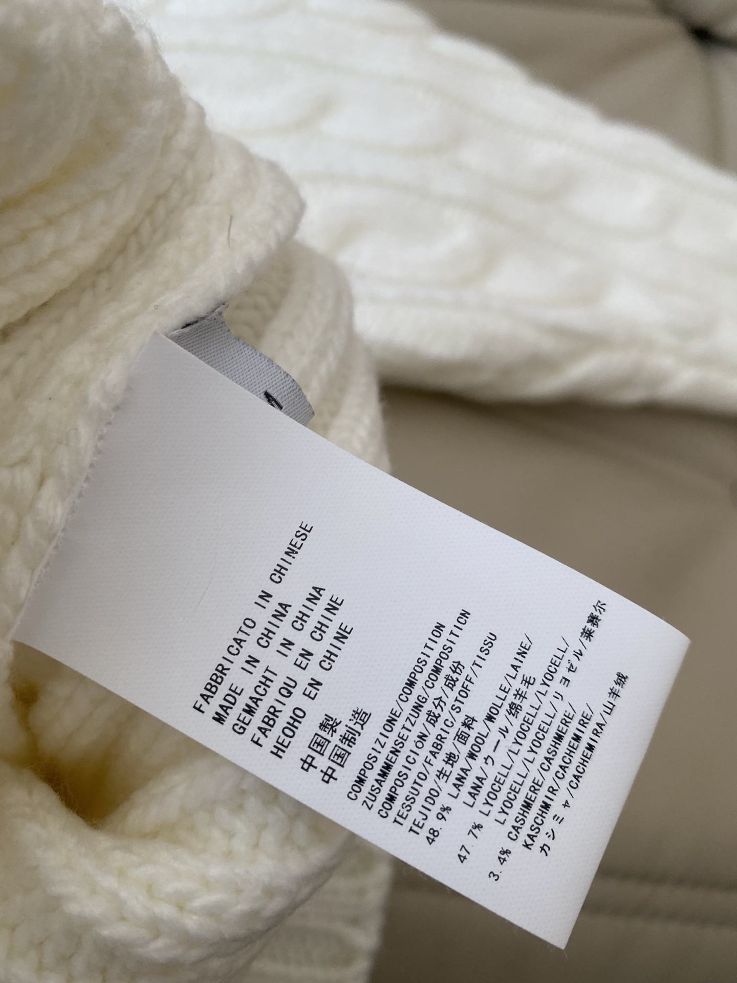 25。F秋冬 羊毛一字肩经典麻花编织针织宽松休闲上衣 甜软加酷飒的反差感 定制羊毛建筑感立裁的麻花捆编织