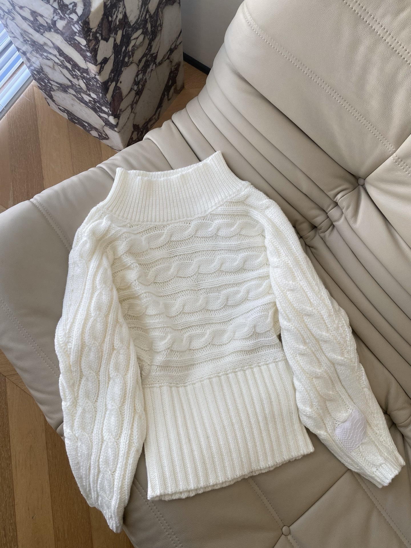 25。F秋冬 羊毛一字肩经典麻花编织针织宽松休闲上衣 甜软加酷飒的反差感 定制羊毛建筑感立裁的麻花捆编织