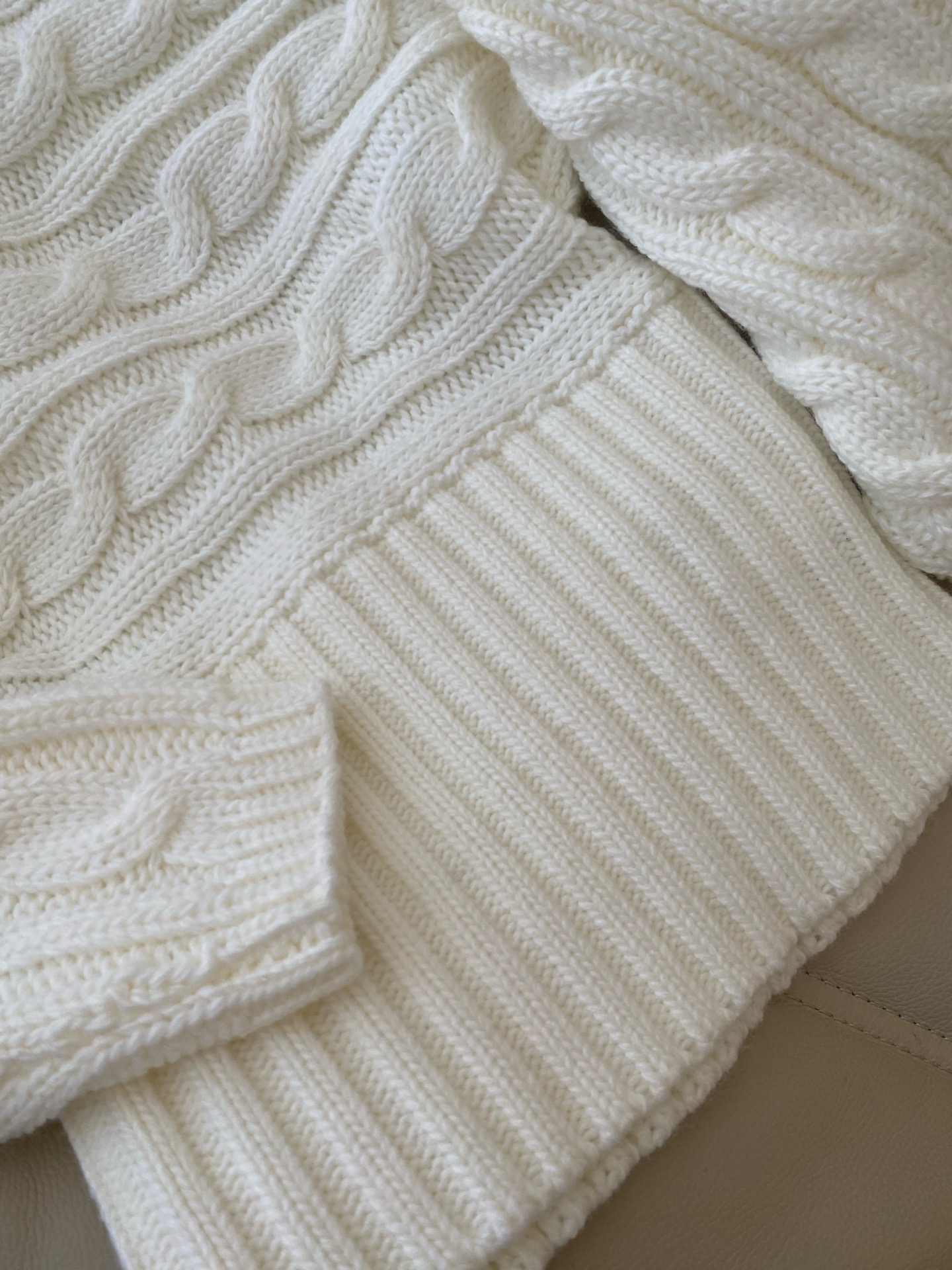 25。F秋冬 羊毛一字肩经典麻花编织针织宽松休闲上衣 甜软加酷飒的反差感 定制羊毛建筑感立裁的麻花捆编织