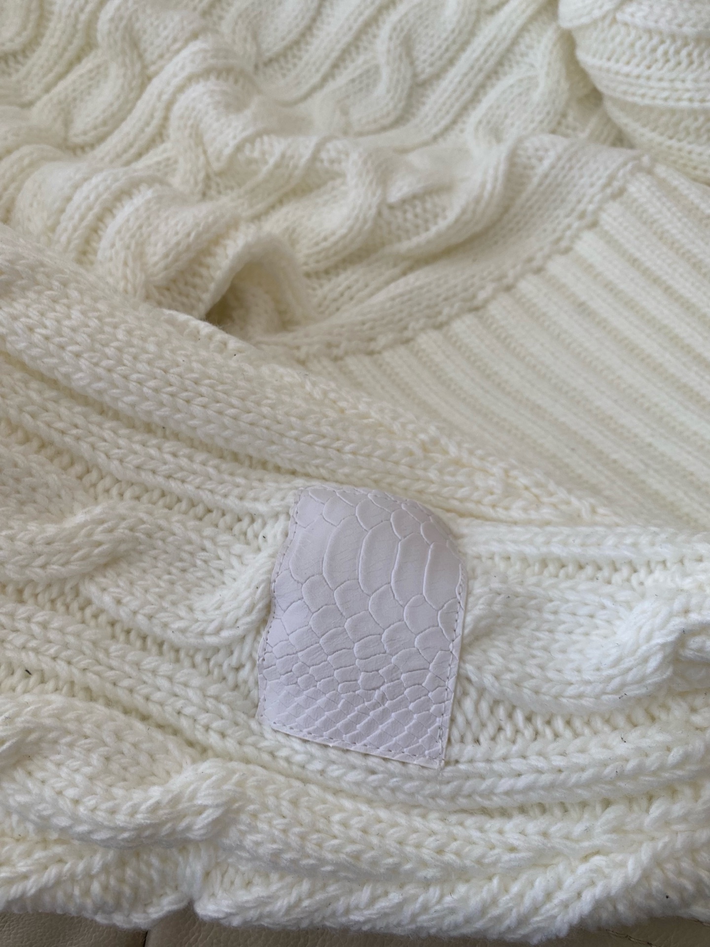 25。F秋冬 羊毛一字肩经典麻花编织针织宽松休闲上衣 甜软加酷飒的反差感 定制羊毛建筑感立裁的麻花捆编织