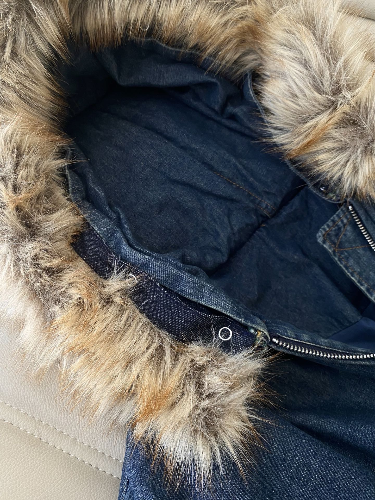 25。F秋冬 IMMI复古牛仔毛领外套 拥有秋冬仪式感的一件外套肉眼可见的高级牛仔洗水质感 搭配蓬松的毛