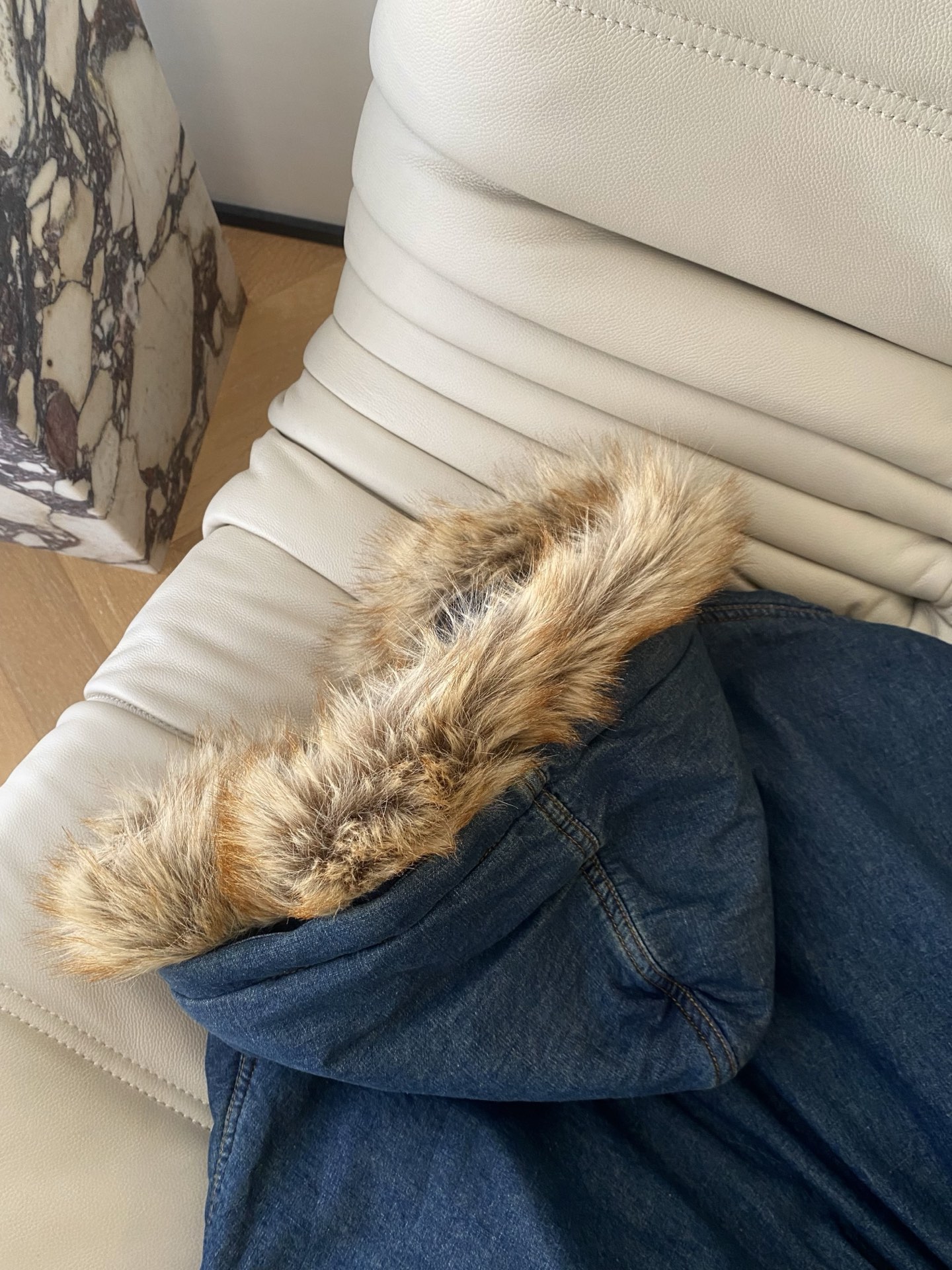 25。F秋冬 IMMI复古牛仔毛领外套 拥有秋冬仪式感的一件外套肉眼可见的高级牛仔洗水质感 搭配蓬松的毛