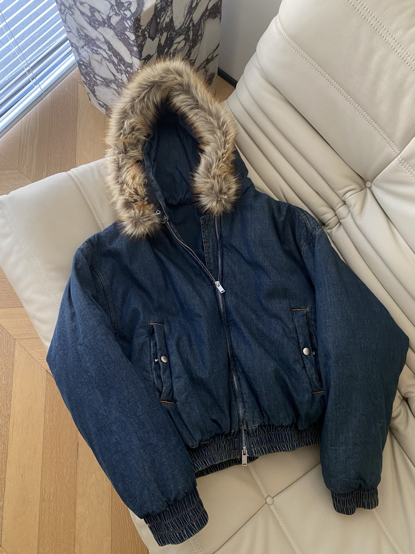 25。F秋冬 IMMI复古牛仔毛领外套 拥有秋冬仪式感的一件外套肉眼可见的高级牛仔洗水质感 搭配蓬松的毛