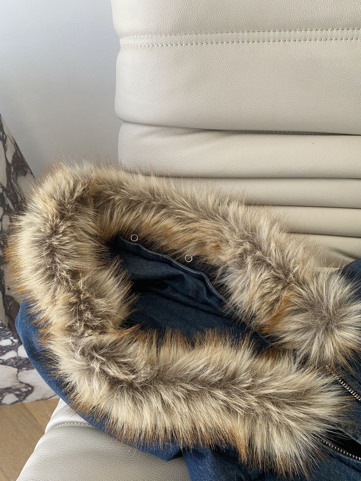 25。F秋冬 IMMI复古牛仔毛领外套 拥有秋冬仪式感的一件外套肉眼可见的高级牛仔洗水质感 搭配蓬松的毛