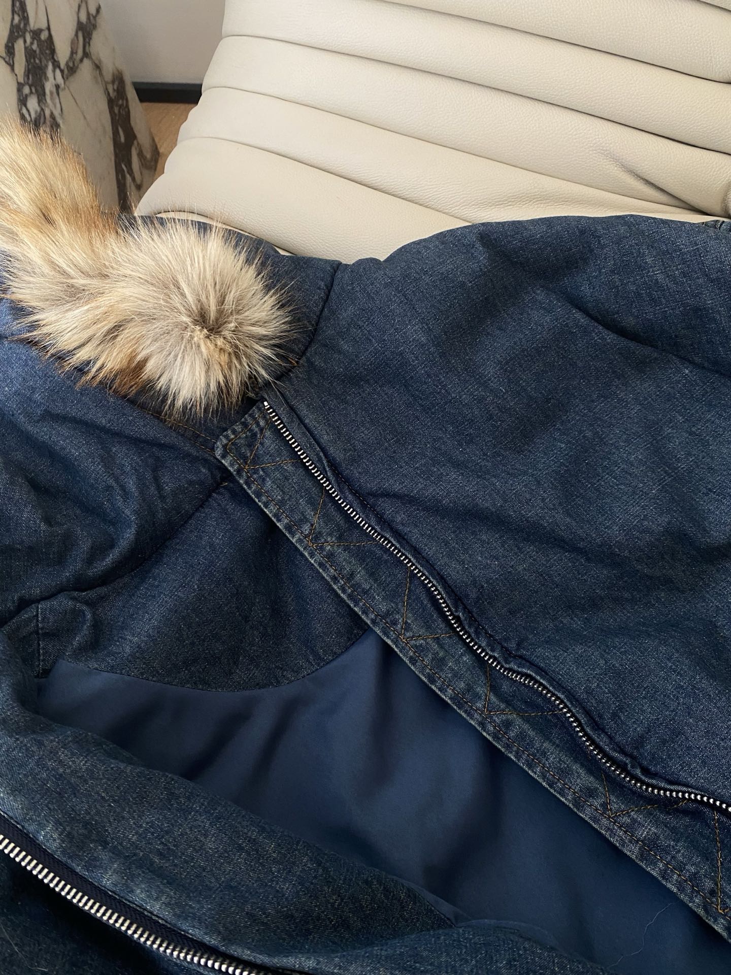 25。F秋冬 IMMI复古牛仔毛领外套 拥有秋冬仪式感的一件外套肉眼可见的高级牛仔洗水质感 搭配蓬松的毛