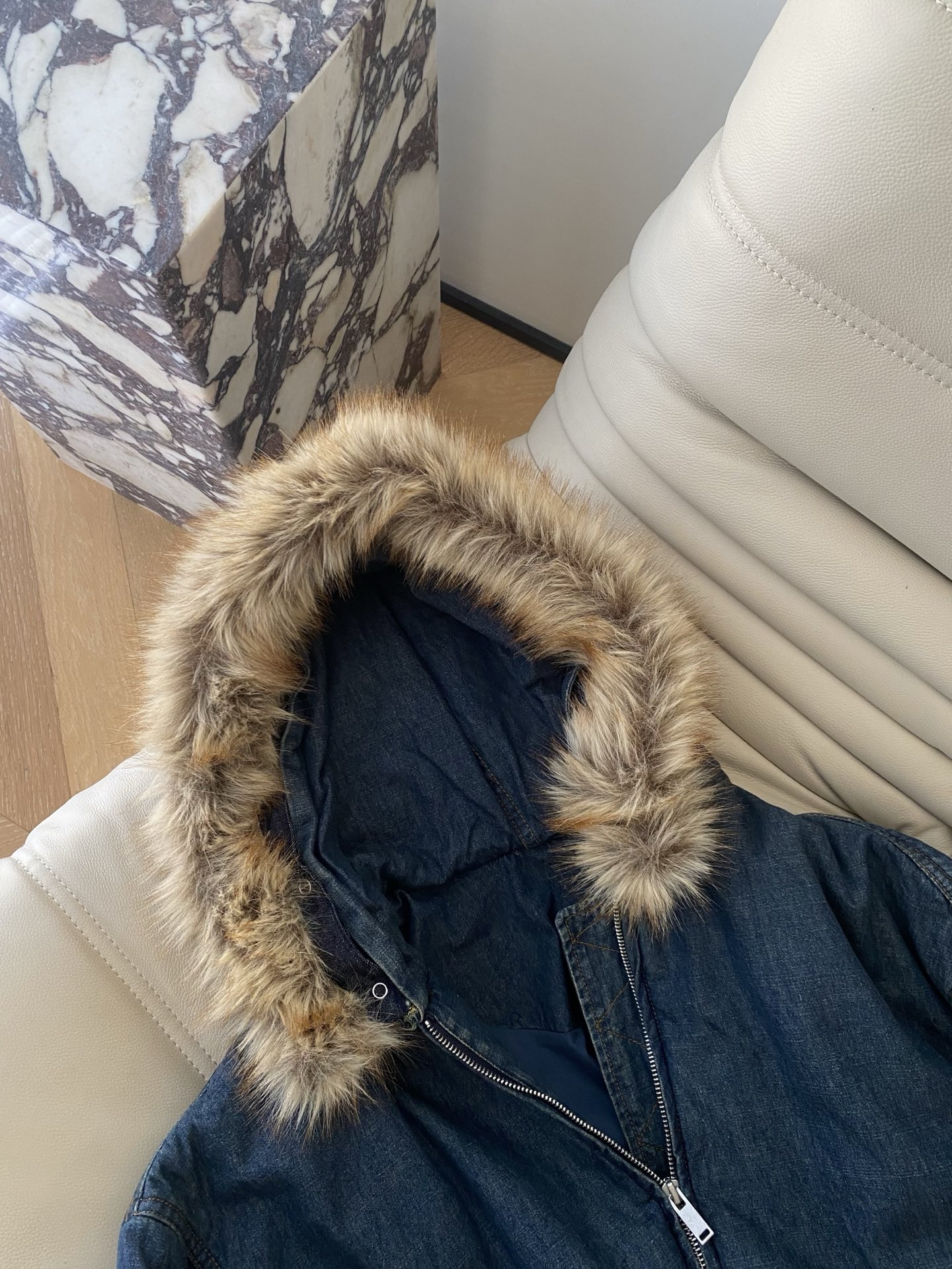 25。F秋冬 IMMI复古牛仔毛领外套 拥有秋冬仪式感的一件外套肉眼可见的高级牛仔洗水质感 搭配蓬松的毛