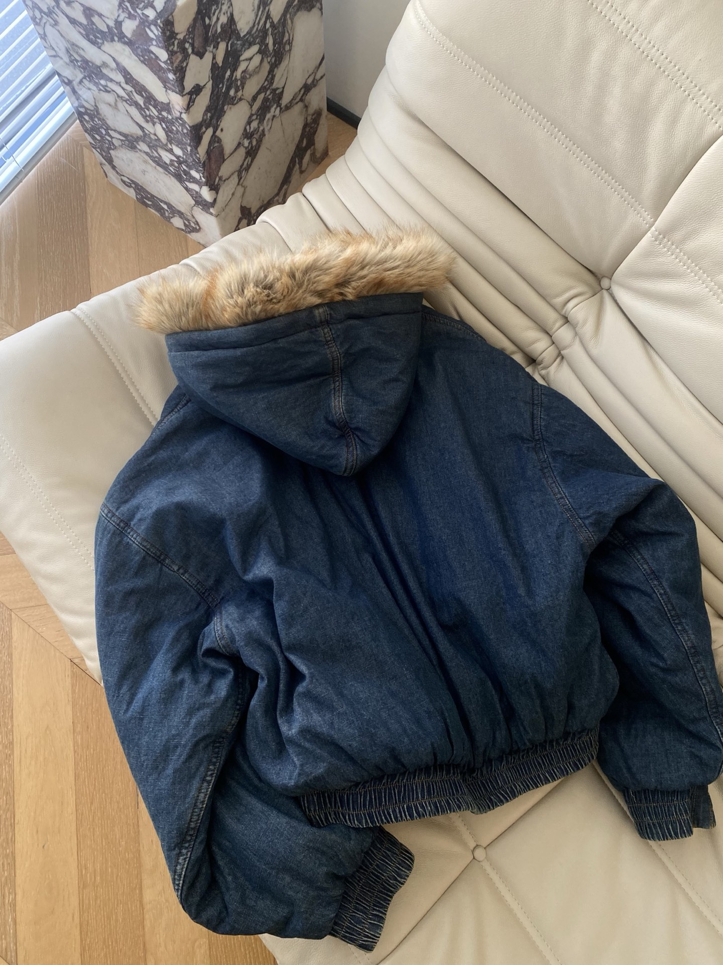 25。F秋冬 IMMI复古牛仔毛领外套 拥有秋冬仪式感的一件外套肉眼可见的高级牛仔洗水质感 搭配蓬松的毛