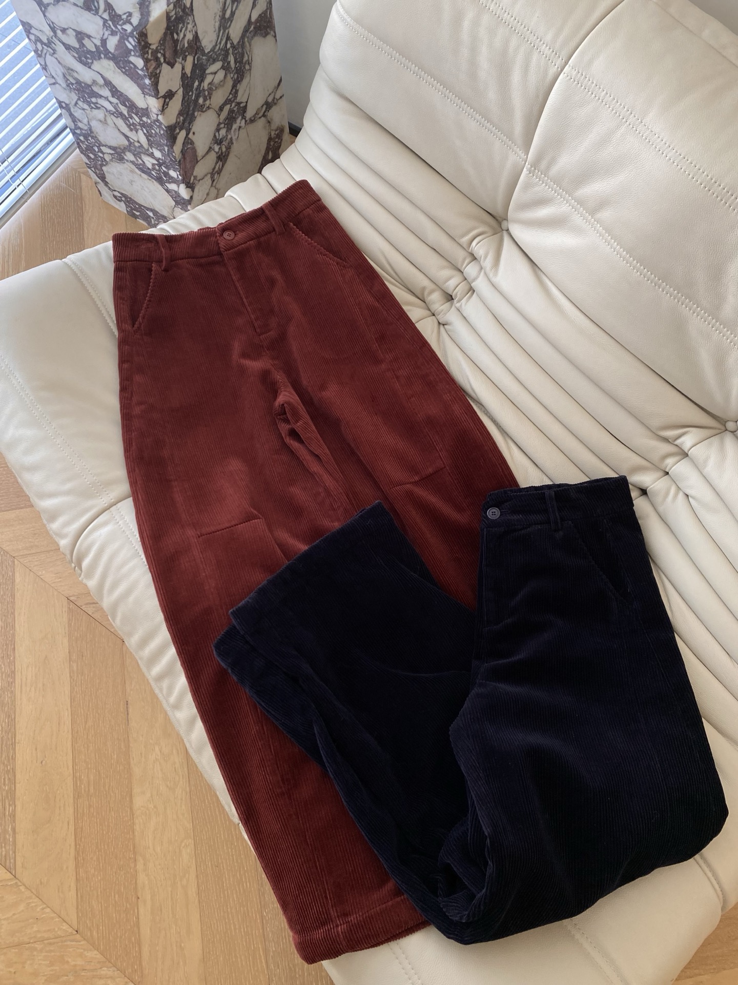 25。F秋冬 复古氛围感灯芯绒休闲裤 含100棉的灯芯绒面料 凹凸粗条纹肌理会更加立体 直筒的宽松版有容