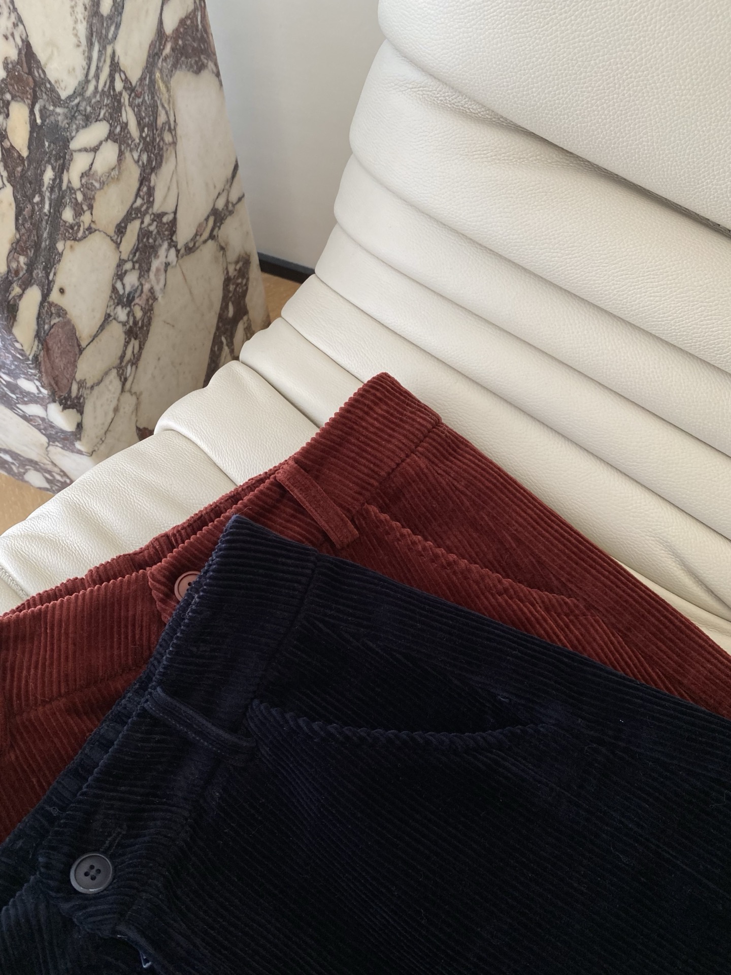 25。F秋冬 复古氛围感灯芯绒休闲裤 含100棉的灯芯绒面料 凹凸粗条纹肌理会更加立体 直筒的宽松版有容