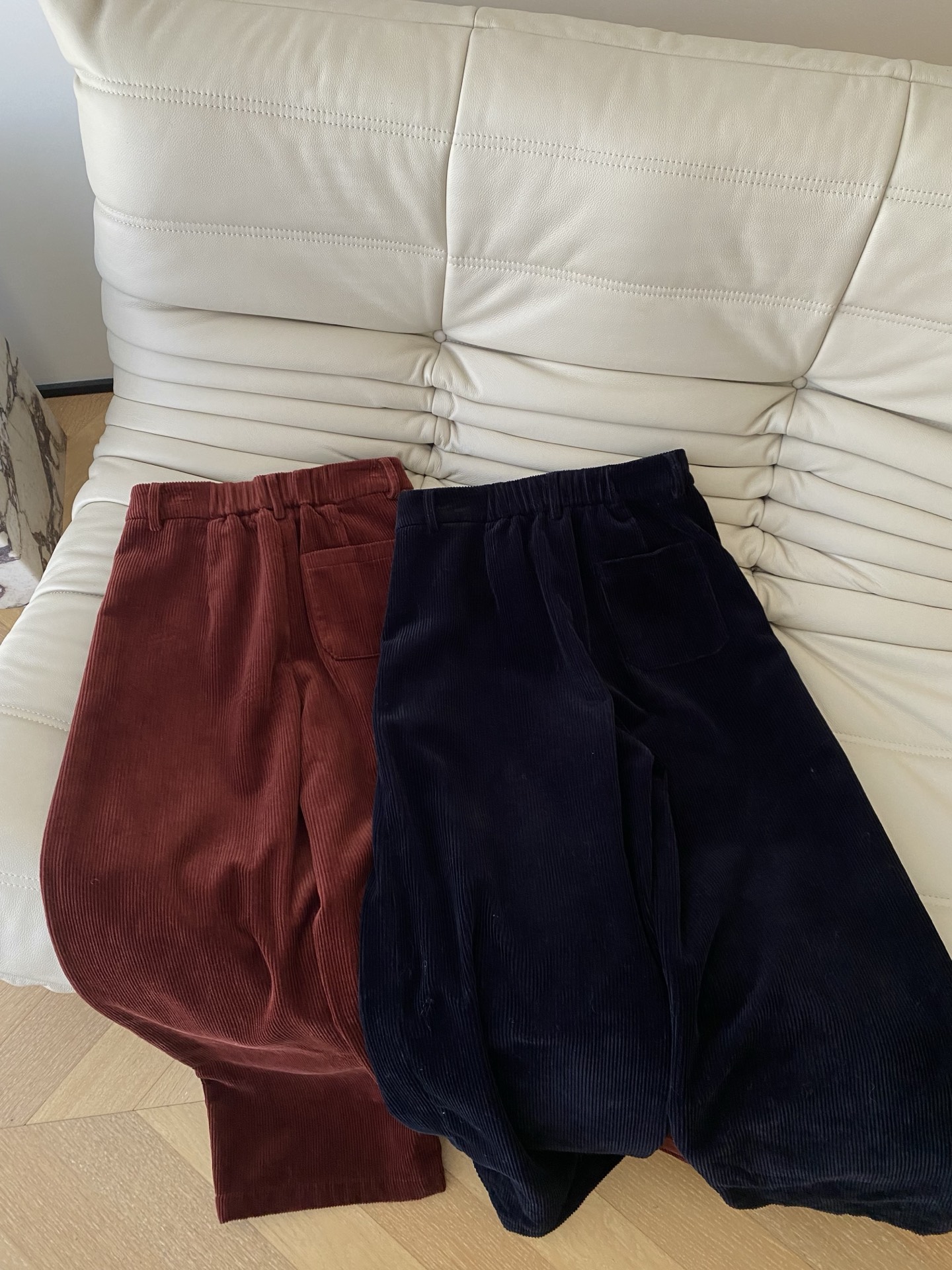 25。F秋冬 复古氛围感灯芯绒休闲裤 含100棉的灯芯绒面料 凹凸粗条纹肌理会更加立体 直筒的宽松版有容