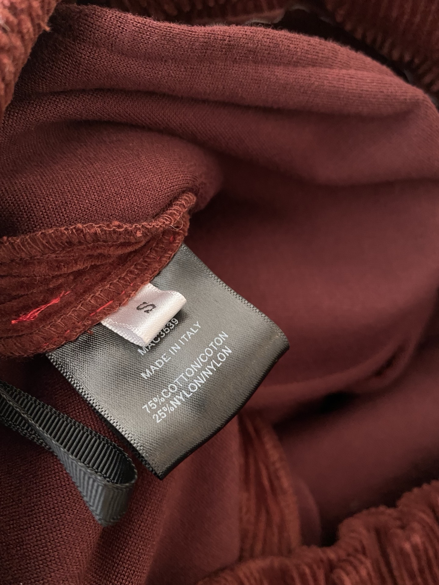 25。F秋冬 复古氛围感灯芯绒休闲裤 含100棉的灯芯绒面料 凹凸粗条纹肌理会更加立体 直筒的宽松版有容