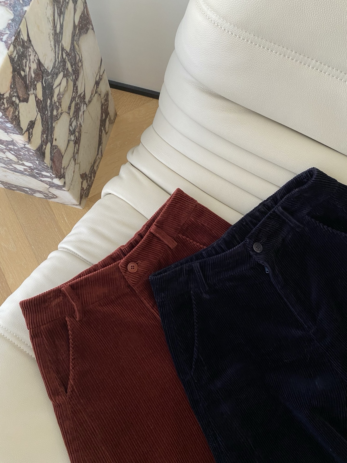 25。F秋冬 复古氛围感灯芯绒休闲裤 含100棉的灯芯绒面料 凹凸粗条纹肌理会更加立体 直筒的宽松版有容