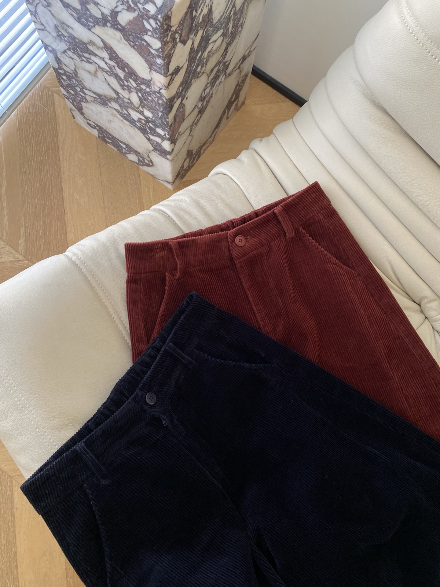 25。F秋冬 复古氛围感灯芯绒休闲裤 含100棉的灯芯绒面料 凹凸粗条纹肌理会更加立体 直筒的宽松版有容