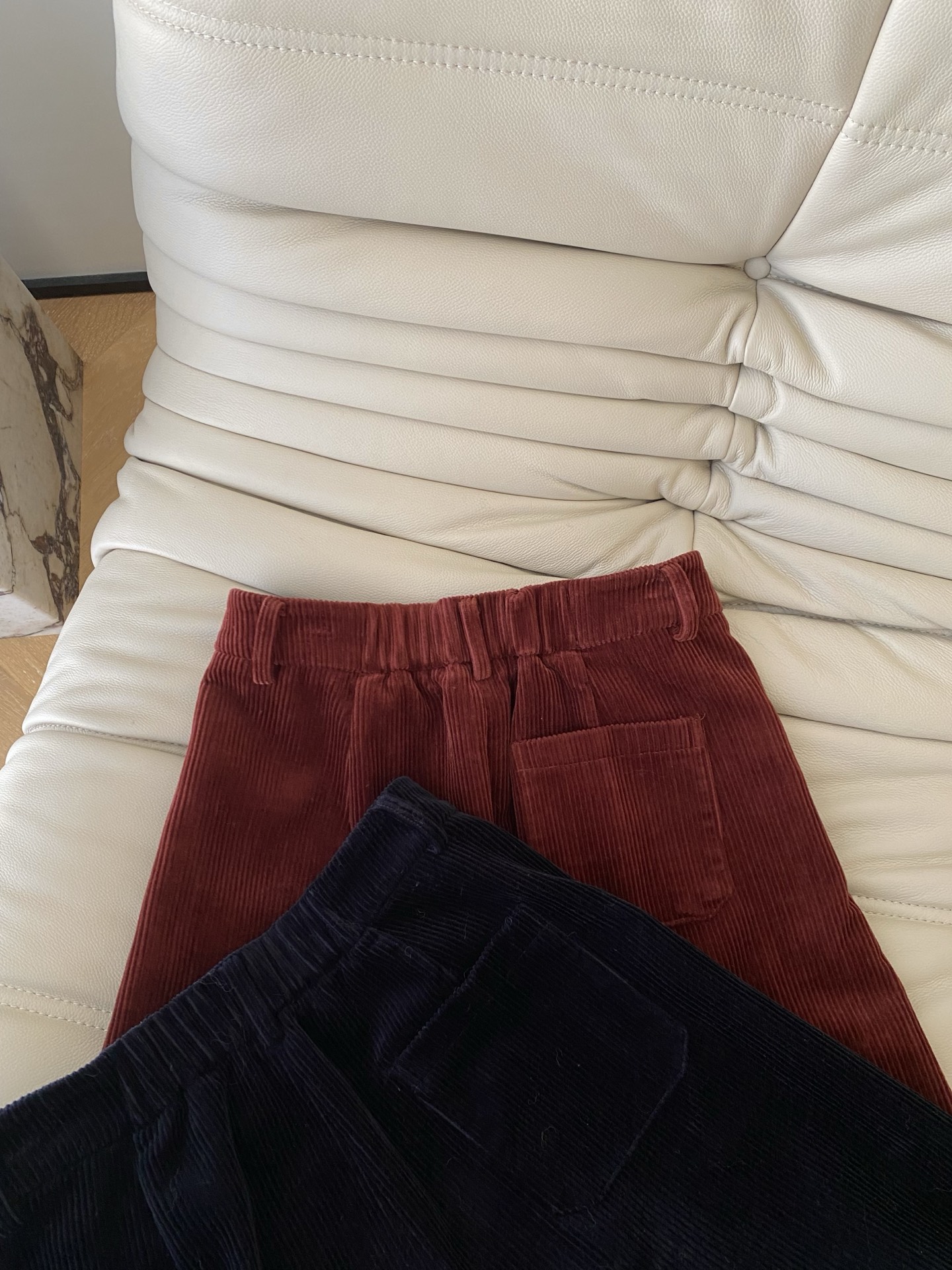 25。F秋冬 复古氛围感灯芯绒休闲裤 含100棉的灯芯绒面料 凹凸粗条纹肌理会更加立体 直筒的宽松版有容