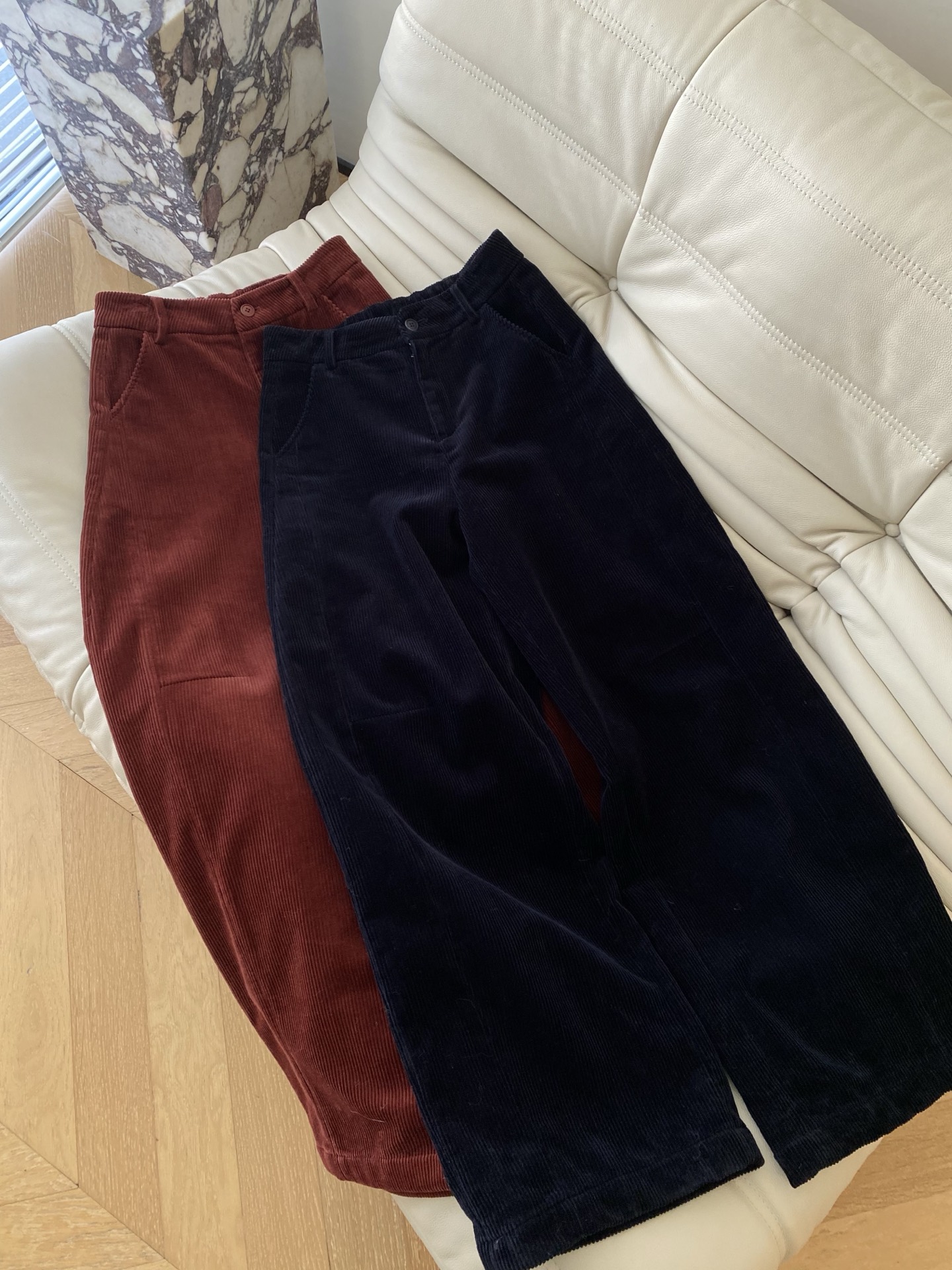 25。F秋冬 复古氛围感灯芯绒休闲裤 含100棉的灯芯绒面料 凹凸粗条纹肌理会更加立体 直筒的宽松版有容