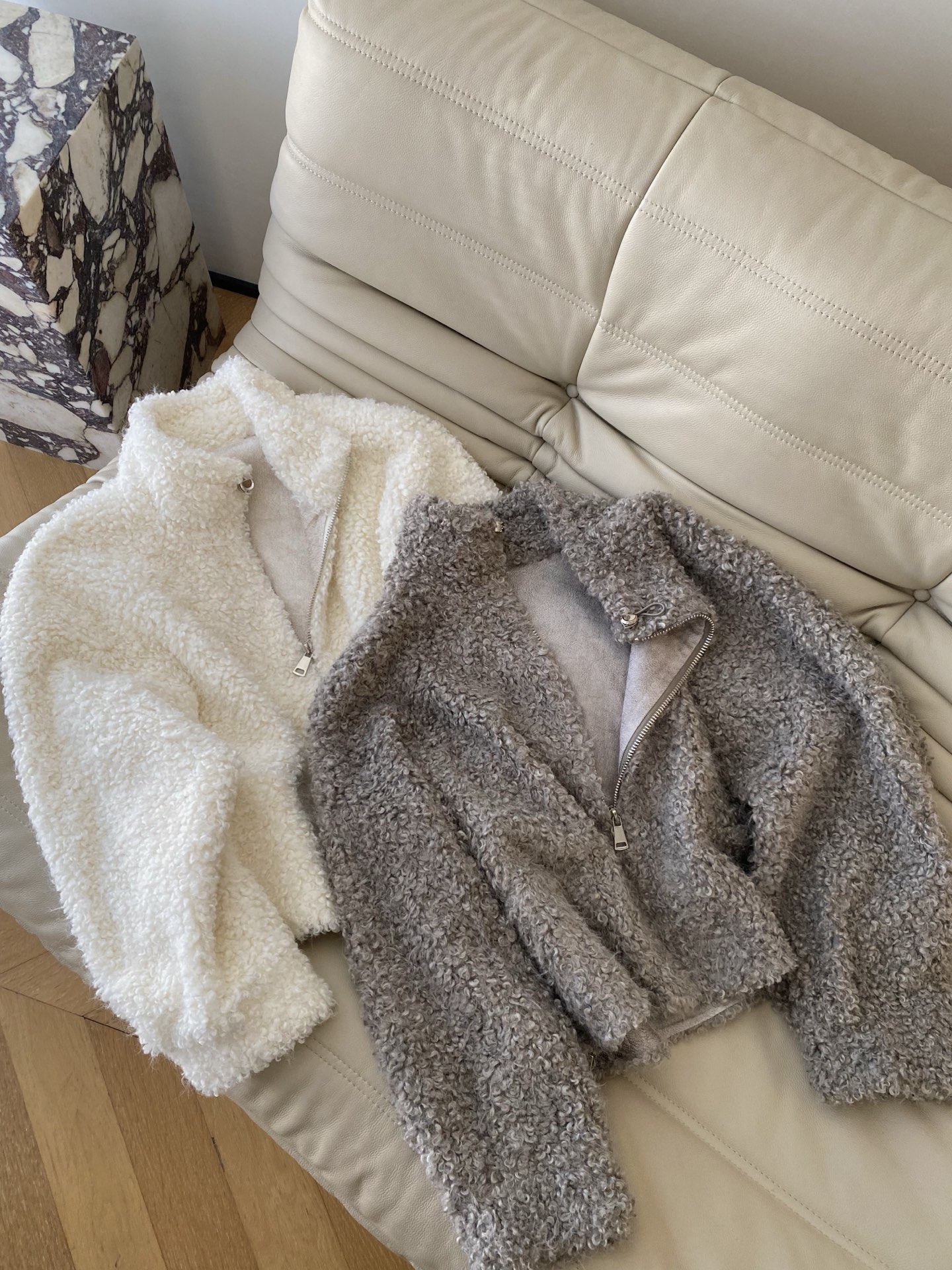 25。F秋冬 立领排扣羊羔毛短款外套 泰迪熊卷毛羊羔毛设计感满满单拉链式可将领子立起来保暖力度更强 拥有