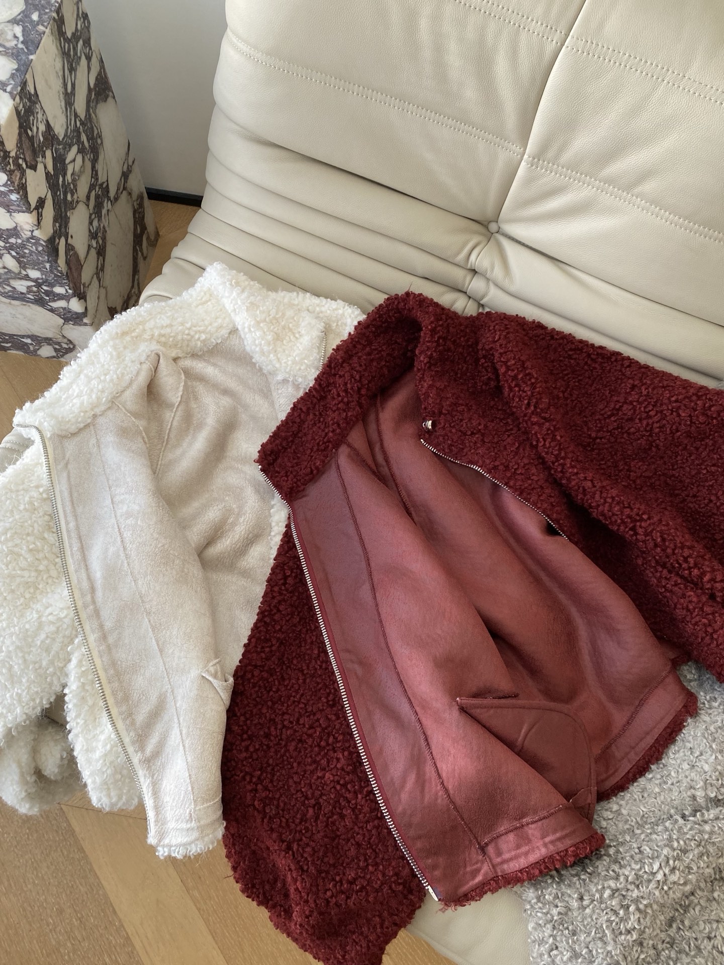 25。F秋冬 立领排扣羊羔毛短款外套 泰迪熊卷毛羊羔毛设计感满满单拉链式可将领子立起来保暖力度更强 拥有