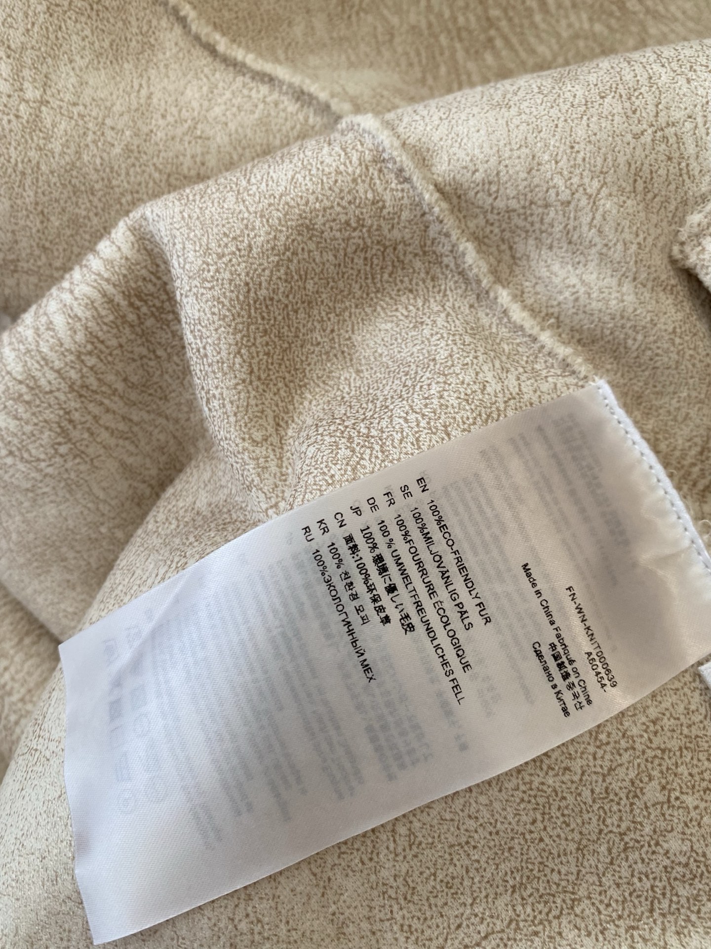 25。F秋冬 立领排扣羊羔毛短款外套 泰迪熊卷毛羊羔毛设计感满满单拉链式可将领子立起来保暖力度更强 拥有