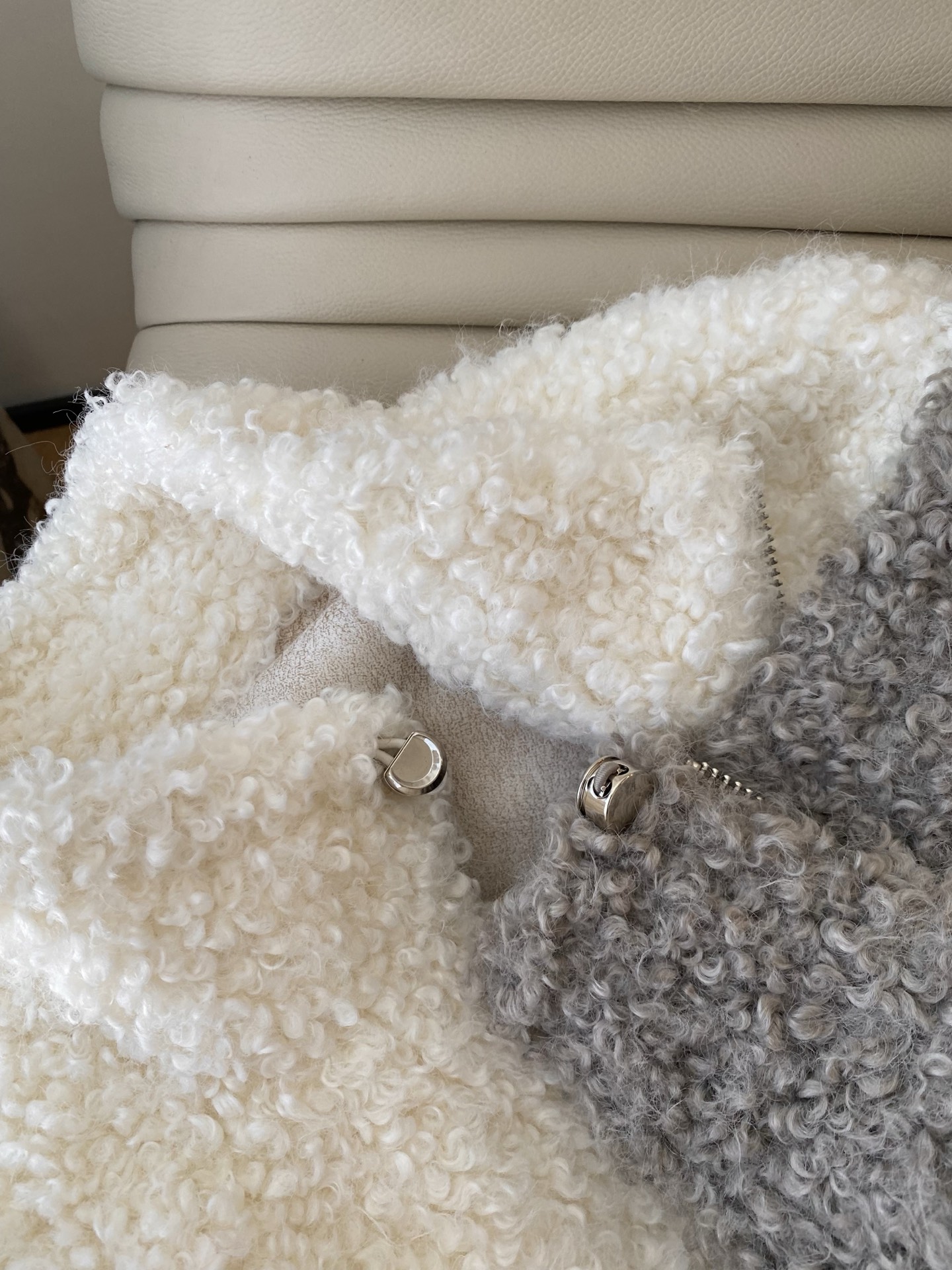 25。F秋冬 立领排扣羊羔毛短款外套 泰迪熊卷毛羊羔毛设计感满满单拉链式可将领子立起来保暖力度更强 拥有