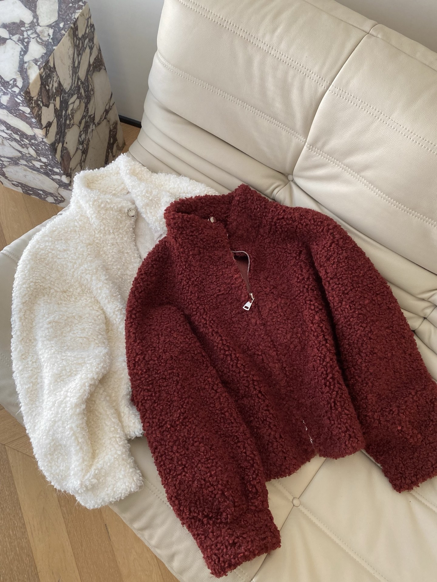 25。F秋冬 立领排扣羊羔毛短款外套 泰迪熊卷毛羊羔毛设计感满满单拉链式可将领子立起来保暖力度更强 拥有