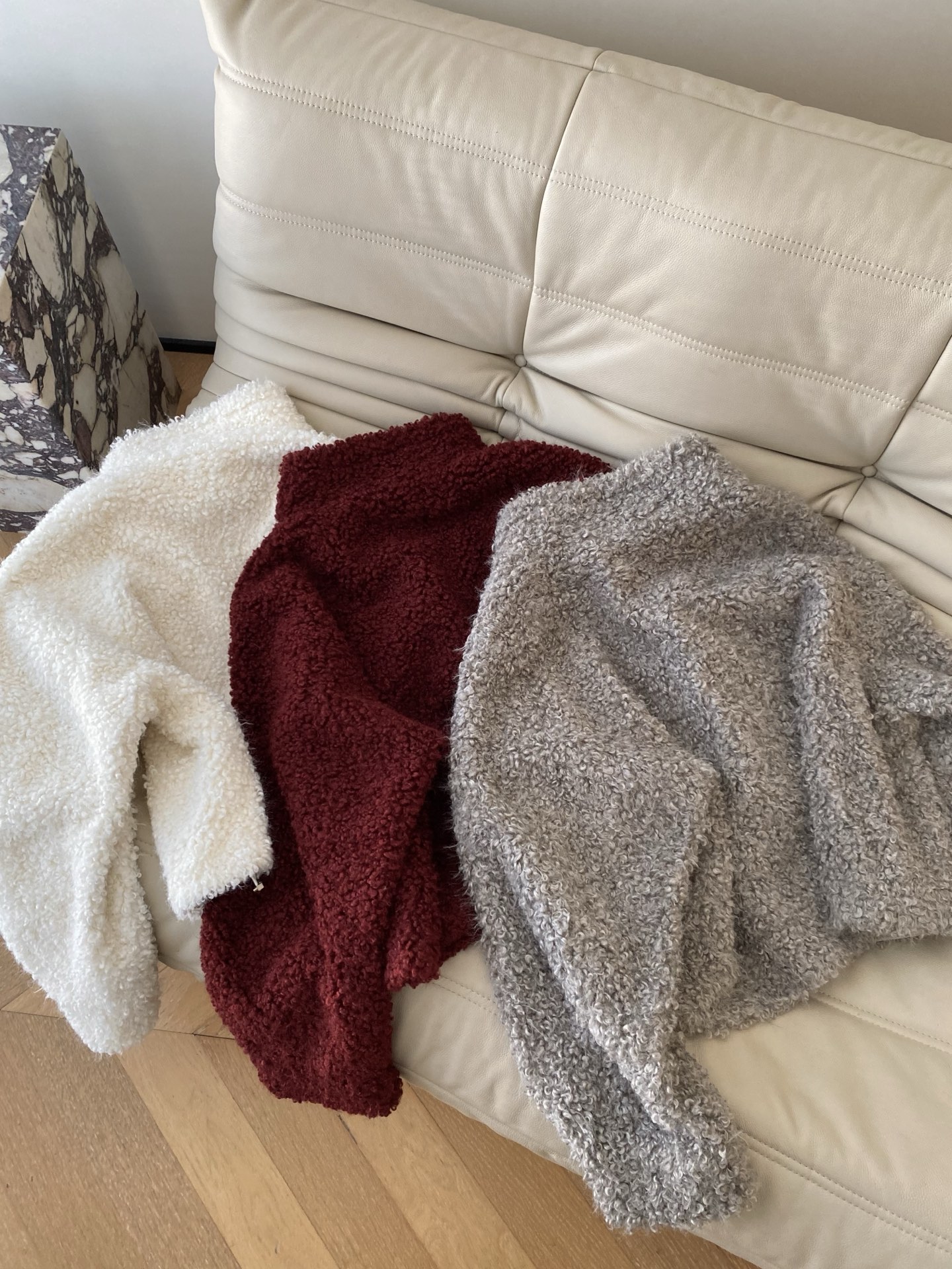 25。F秋冬 立领排扣羊羔毛短款外套 泰迪熊卷毛羊羔毛设计感满满单拉链式可将领子立起来保暖力度更强 拥有