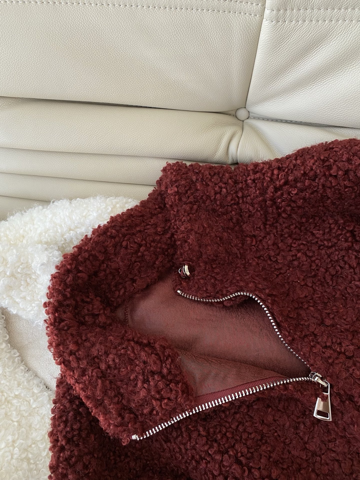 25。F秋冬 立领排扣羊羔毛短款外套 泰迪熊卷毛羊羔毛设计感满满单拉链式可将领子立起来保暖力度更强 拥有