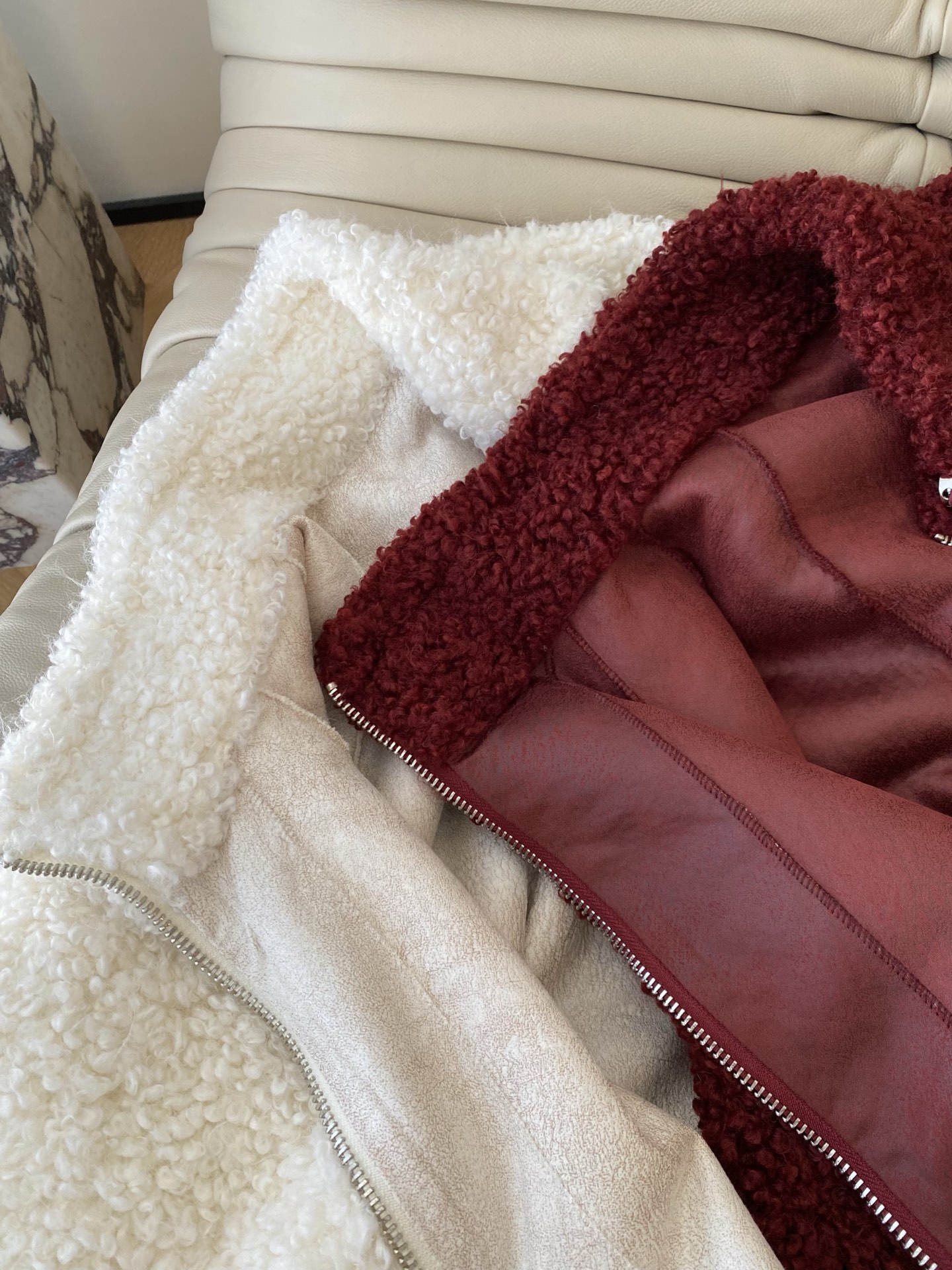 25。F秋冬 立领排扣羊羔毛短款外套 泰迪熊卷毛羊羔毛设计感满满单拉链式可将领子立起来保暖力度更强 拥有