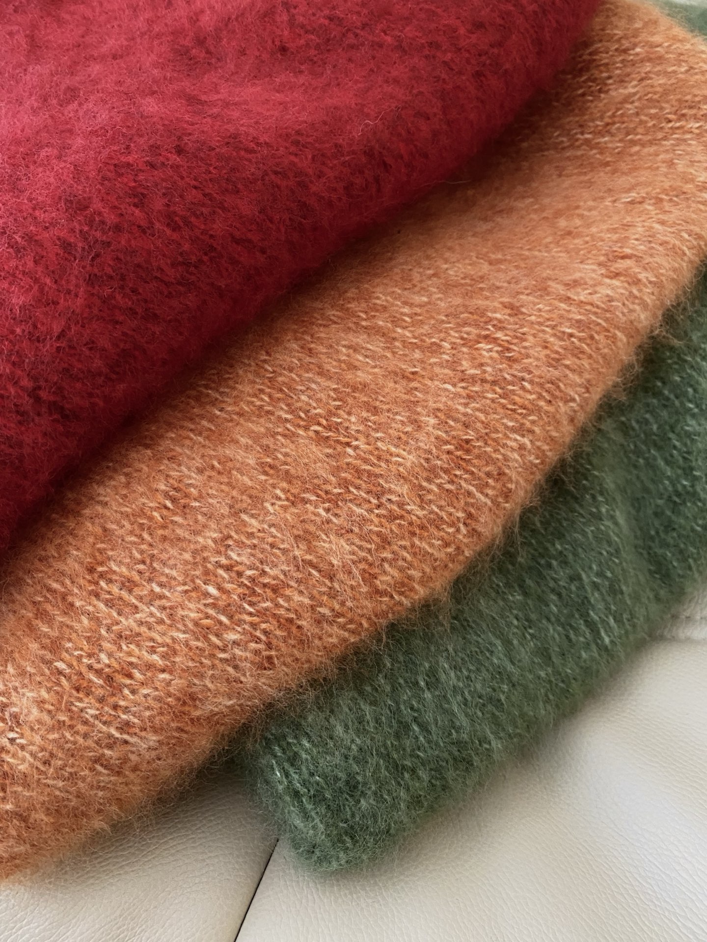 25。F秋冬 治愈系毛茸茸羊毛毛衣 甄选优质极细羊毛纤维精细工艺制作出毛茸茸的效果 糖果色系的穿搭真的超