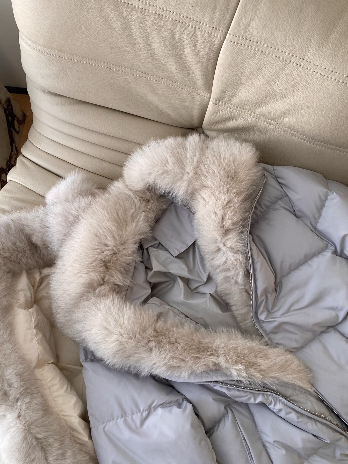 25。F秋冬 泡芙感毛领手套羽绒服 蓬松饱满如云朵 拉链设计利落又防风轻松抵御冬日严寒 领口手套处点缀领