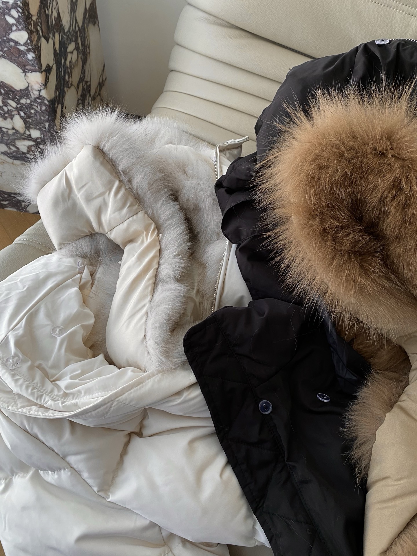 25。F秋冬 泡芙感毛领手套羽绒服 蓬松饱满如云朵 拉链设计利落又防风轻松抵御冬日严寒 领口手套处点缀领