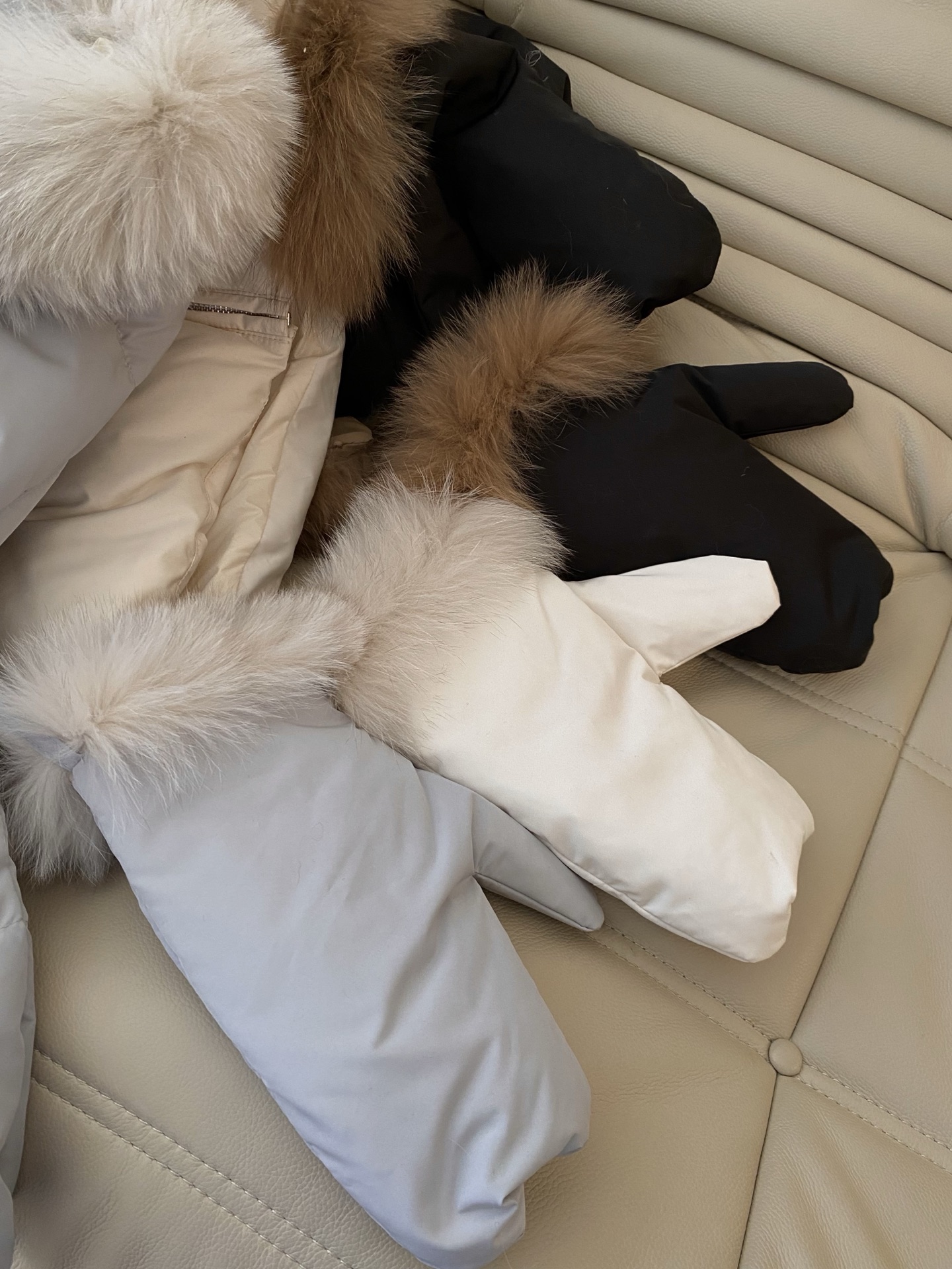 25。F秋冬 泡芙感毛领手套羽绒服 蓬松饱满如云朵 拉链设计利落又防风轻松抵御冬日严寒 领口手套处点缀领