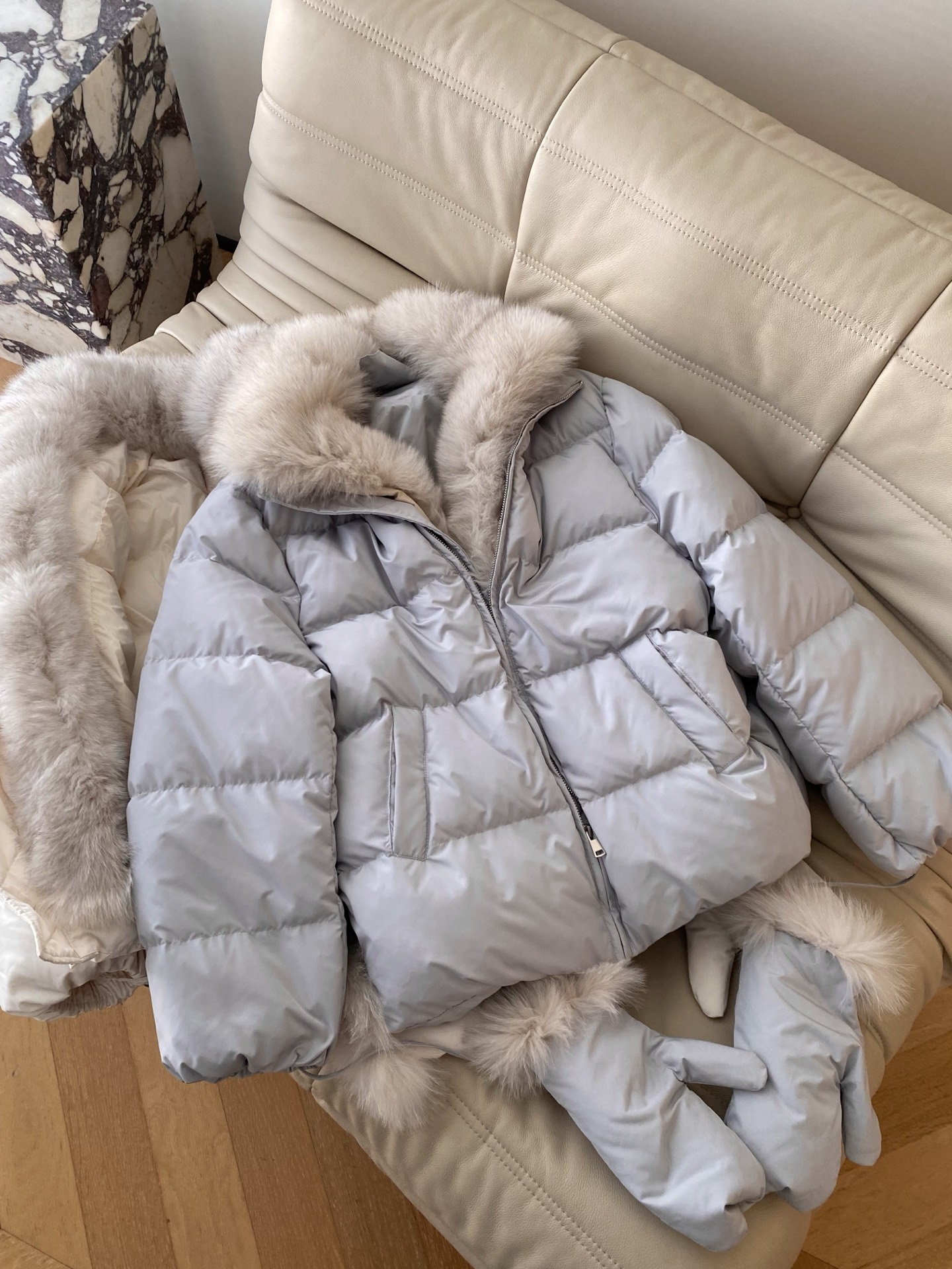 25。F秋冬 泡芙感毛领手套羽绒服 蓬松饱满如云朵 拉链设计利落又防风轻松抵御冬日严寒 领口手套处点缀领