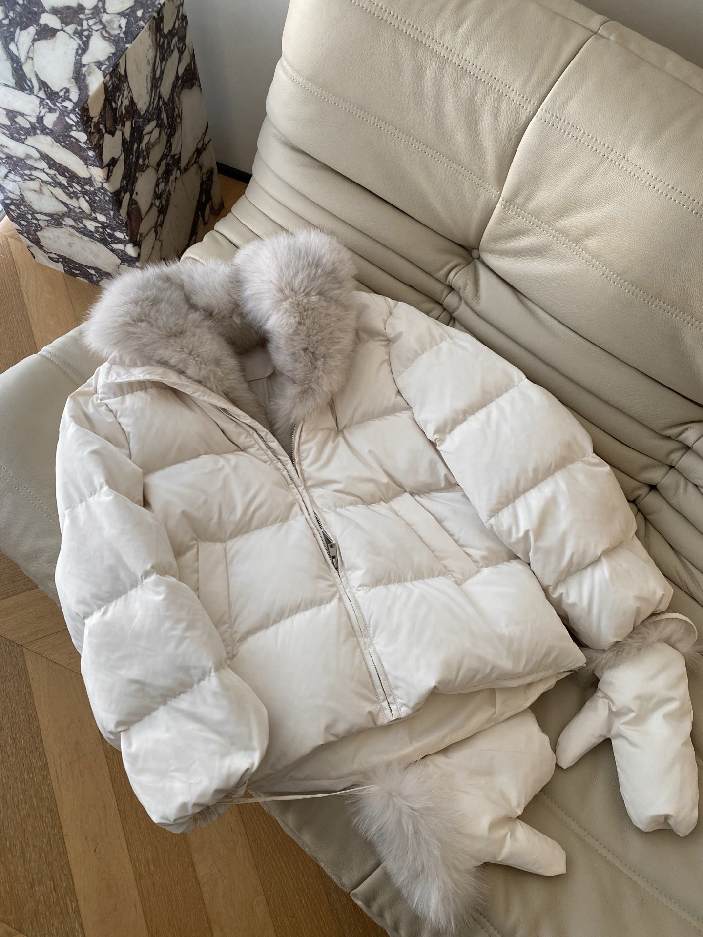 25。F秋冬 泡芙感毛领手套羽绒服 蓬松饱满如云朵 拉链设计利落又防风轻松抵御冬日严寒 领口手套处点缀领