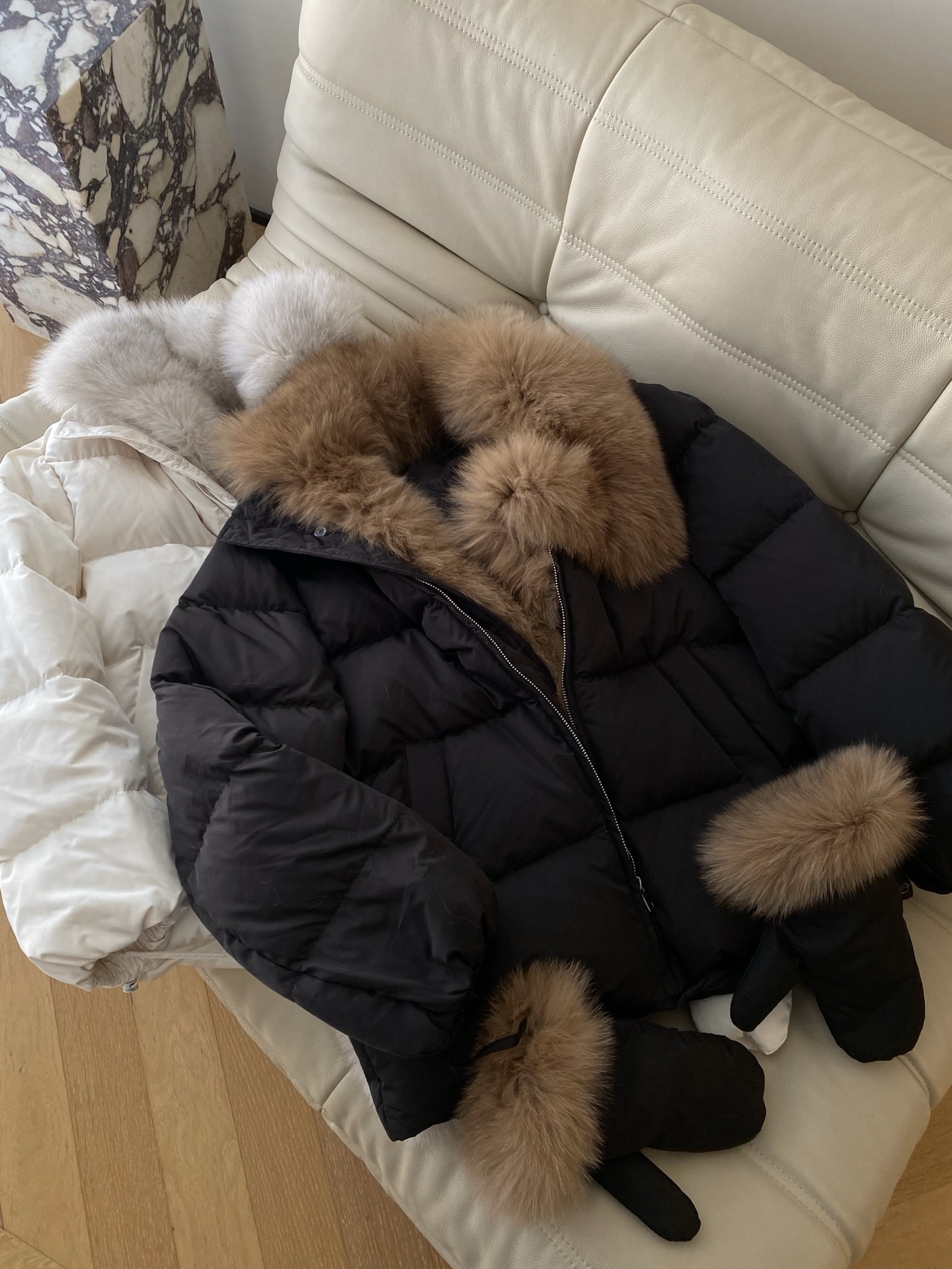 25。F秋冬 泡芙感毛领手套羽绒服 蓬松饱满如云朵 拉链设计利落又防风轻松抵御冬日严寒 领口手套处点缀领