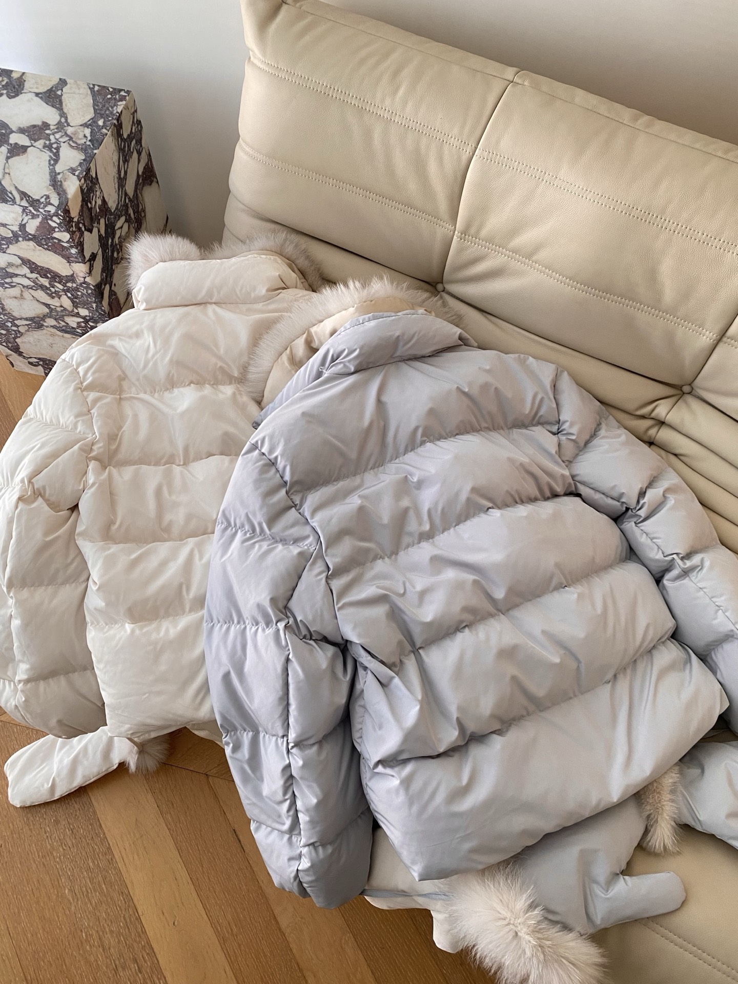 25。F秋冬 泡芙感毛领手套羽绒服 蓬松饱满如云朵 拉链设计利落又防风轻松抵御冬日严寒 领口手套处点缀领