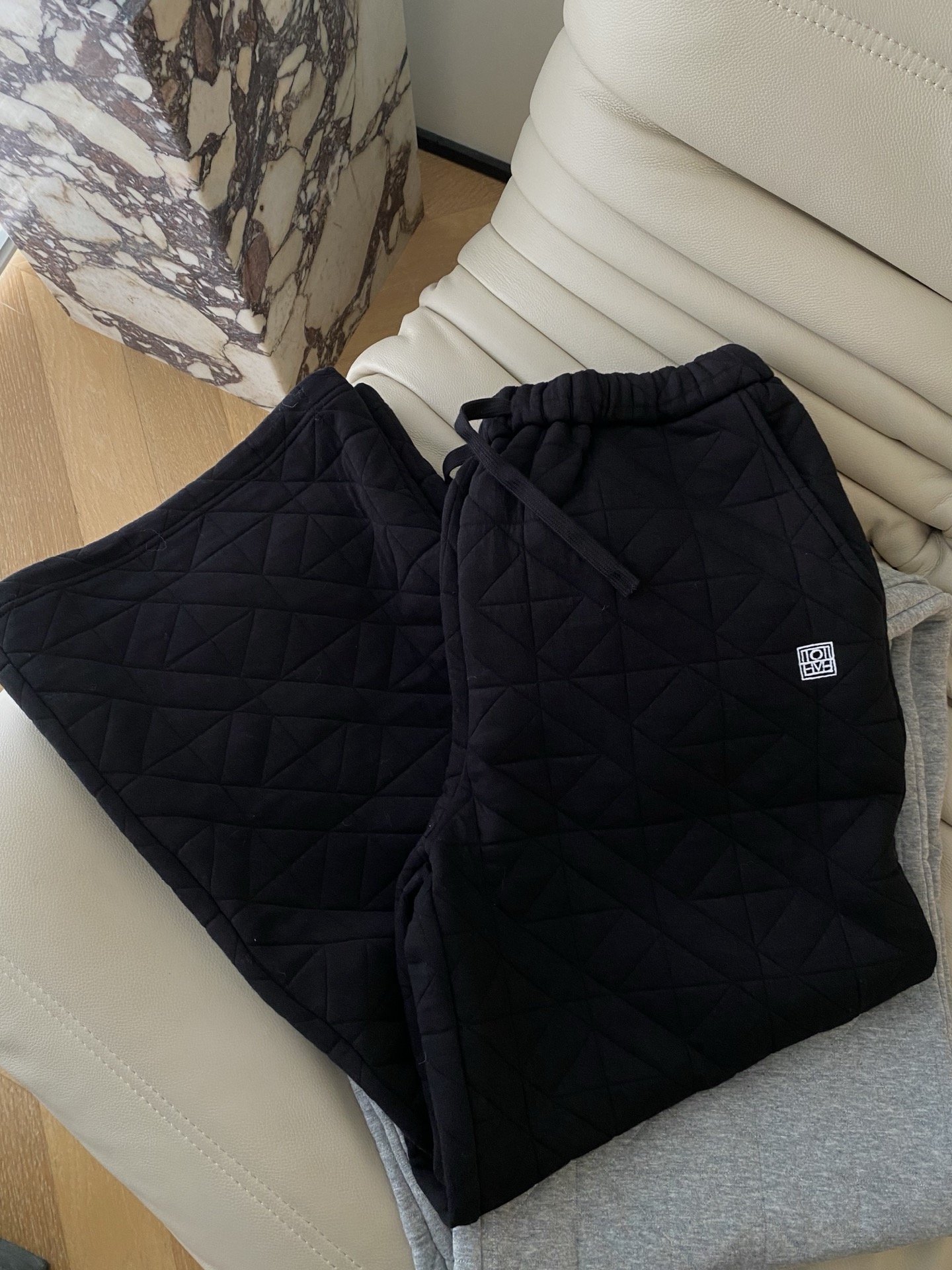 25。F秋冬 慵懒休闲棉棉菱格裤 一款能把时髦与保暖融为一体的裤子 菱格衔缝质感秒出摸上去富有厚度与弹性