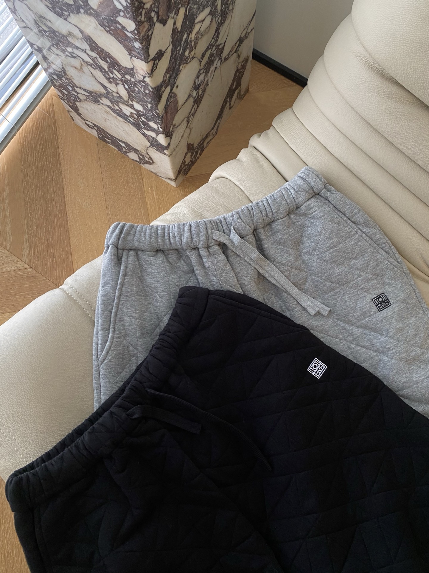 25。F秋冬 慵懒休闲棉棉菱格裤 一款能把时髦与保暖融为一体的裤子 菱格衔缝质感秒出摸上去富有厚度与弹性