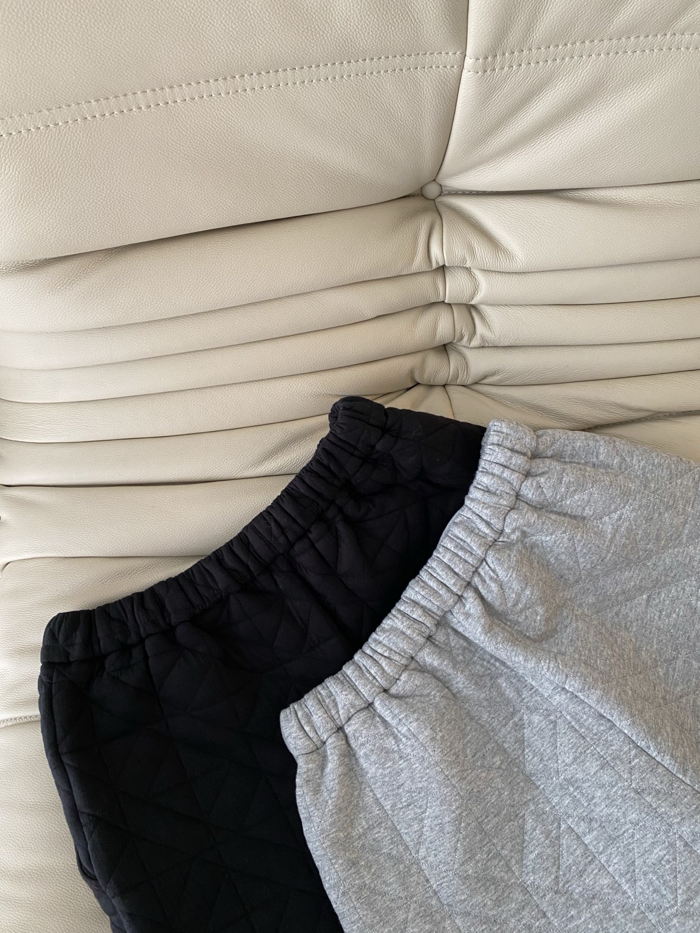 25。F秋冬 慵懒休闲棉棉菱格裤 一款能把时髦与保暖融为一体的裤子 菱格衔缝质感秒出摸上去富有厚度与弹性